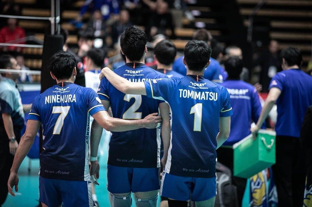 高橋健太郎さんのインスタグラム写真 - (高橋健太郎Instagram)「2019Vリーグ年内の試合を終えました。 今週は三島のホームゲームで勝つTORAY ARROWSをお見せしたかったのですが、負けてしまいました。 ですが、まだリーグ戦は来年2020年からも続きますので、試合がないこの時期に個人としてもチームとしてもスキルアップしていきたいと思います👊 ここからが勝負👊 この2日間沢山の応援ありがとうございました🙏✨ #TORAYARROWS #BLUEHOT #2020年勝負の年 #写真お借りしました🙇」12月22日 19時07分 - k.e.n.t.a.r.o