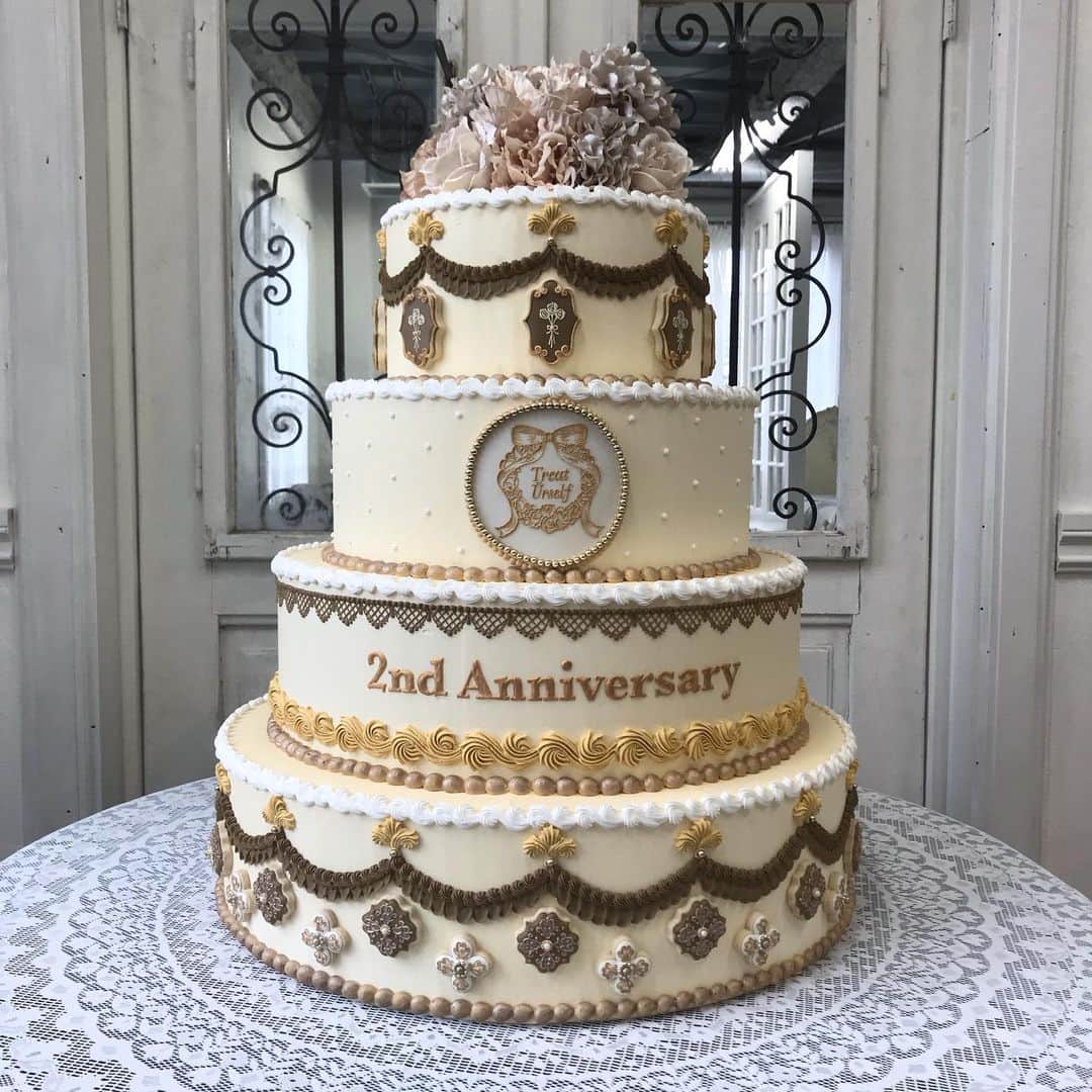 KUNIKAのインスタグラム：「@__treat.urself__ の2nd Anniversary sugar cakeを作らせて頂きました🎂﻿ @yamadamasha さんの素敵なご縁で @una_treat ちゃんに出会い、素晴らしいバイタリティに刺激を受け、絶対可愛いケーキを作りたい!!と決意して制作しました。﻿ 昨日の2周年パーティー、お客様と一体となったあの空間、キラキラ透き通っててとても感動でした✴︎﻿ ﻿ 2年以上ぶりに大きなケーキ作って、やはりとても楽しかったです💛﻿ ﻿ ﻿ ﻿ #artofkunika #sugarcookies #decoratedcookies #cookieart #decoratedsugarcookies #royalicing #royalicingcookies #cookiedecorating #customcookies #cookiesofinstagram #cookiedesign #cookieartist #instacookie #sugarcake #sugarcakes #アイシングクッキー」