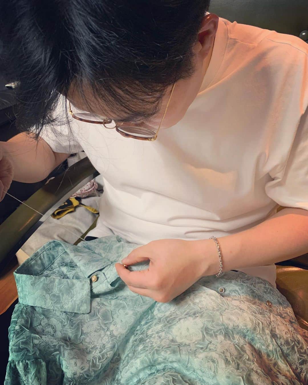 のインスタグラム：「이번엔엄마블라우스단추가힘없이툭ㅡ잘부탁드려요#수선맛집#주말야간도오픈」