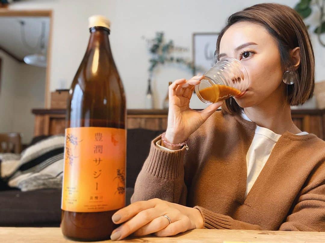 のインスタグラム：「・ 2019年私的ベストヒット ▶︎初めて良かった美容編◀︎ ・ ・ ・ フォロワーさんはもう既にご存知かと思いますが 4月から飲み始めている⌘豊潤サジー⌘ @finesssaji_official ・ 寝起き、化粧ノリ、肌艶、便通、貧血 これらが私は本当に良くなったと思います。  体質的に合う合わないはあると思いますが、私には合っていました！  ライブなどでサジーまだ飲んでますか？ と度々聞かれますが、ずーっと飲んでいます。  歯を磨くのと同じ感覚で寝る前に大さじ2杯を飲むのが習慣になりました。  私はもうストレートで飲んでいますが、 オレンジジュースやヨーグルトに混ぜたりして摂取するのもあり。  鉄分がプルーンのおよそ22倍もあり 200種類以上の栄養を同時に摂取できる天然のジュース。  本当におすすめです。 ・ ・ ・ #豊潤サジー#美容#鉄分#サジー#鉄分美活#健康オタク#インナーケア#ママ#札幌ママ#北海道ママ#男の子ママ#ママライフ#PR」