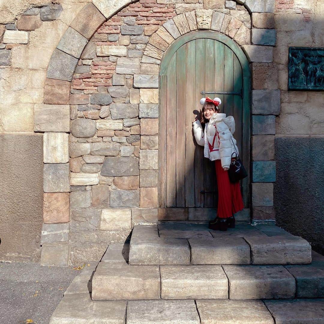 山出愛子のインスタグラム：「ソアリンの近くのドア🚪  可愛くてトントンしてみたよ😘 夢の国は、どこも可愛い❤️ #disneysea #disney #disneychristmas #disneygram #disneyphotography #ディズニーシー #ディズニーコーデ #ディズニー #ディズニークリスマス #ディズニーカチューシャ #ソアリン」