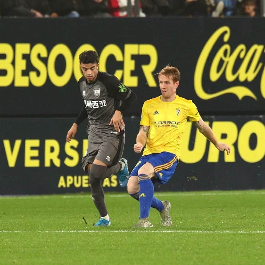 アレハンドロ・フェルナンデス・イグレシアスのインスタグラム：「Lucha sin negociar. Equipazo. Increíble afición. Cádiz💛💙 #Sigamossoñando #Orgullosodelosnuestros #AF8」