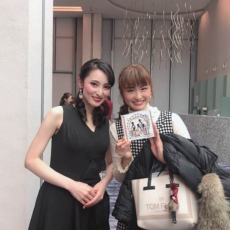 のインスタグラム：「＊ お久し振りですっ(^ ^) 昨日は、いつも仲良くしてくれている、池田有希ちゃんが所属している、 クラシック・ア・カペラグループ　Aura(アウラ)のクリスマスコンサートへお邪魔しましたっ✨✨ . 美しい歌声がホールに響き渡って、もう本当に美しいと夢をみているような夢心地からスタートしまして、途中笑いもあり、本当にグループっていいなぁ…と、しみじみ思ってしまいましたっ😆✨ あまりの感動に、Apple Musicで新曲アルバム「クリスマスソングブック」をダウンロードして、Amazonで１位になったというルミナーレを購入っ✨✨ アカペラでボヘミアンラプソディが聴けるとは思っていなかったし、本当に楽しかった…っ！！ 今日は名古屋で公演しているだよね…！頑張ってねっ😊😊 . . #aura #アカペラ　#クラシック #池田有希 ちゃん　#松方ホール」