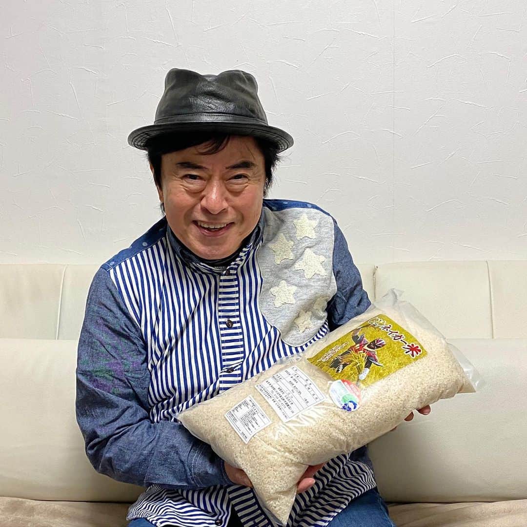 水木一郎さんのインスタグラム写真 - (水木一郎Instagram)「‪今日はいろいろいただきました。なんと事務所にもう一つ超神ネイガーから秋田の「ネイガー米」が届いてました。新潟の小林幸子さんとしょこたんからの「幸せ米」が先日届いたばかり、オレも輪島の白米千枚田に田んぼを持ってますが各地の米が食べられて仲間にお裾分けも出来て嬉しい限りです。みなさんに感謝Ｚ!‬ へばな ‪#超神ネイガー米‬ #幸せ米  #アニキ米  #水木一郎」12月22日 19時28分 - ichiromizuki