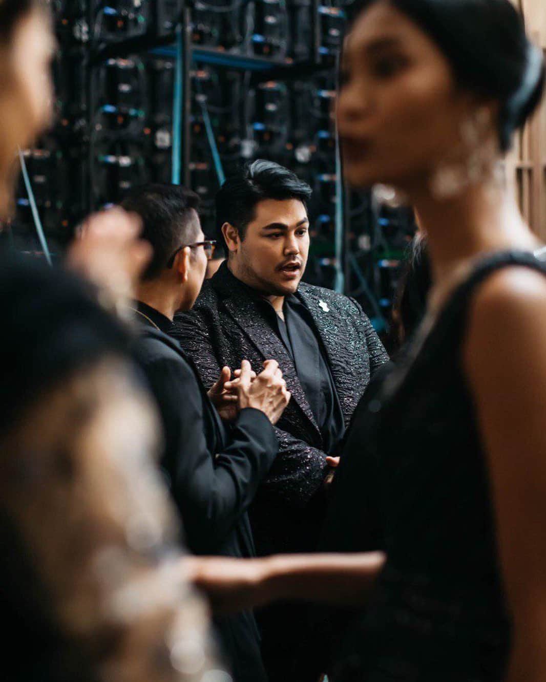 Ivan Gunawanさんのインスタグラム写真 - (Ivan GunawanInstagram)「. “ Successful people build each other up. They motivate, inspire, and push each other. Be the hardest worker in the room but stay humble “ . . #ivangunawan #indonesianfashiondesigner #fashiondesigner #hardworker #ipmi #ikatanperancangmodeindonesia」12月22日 19時29分 - ivan_gunawan