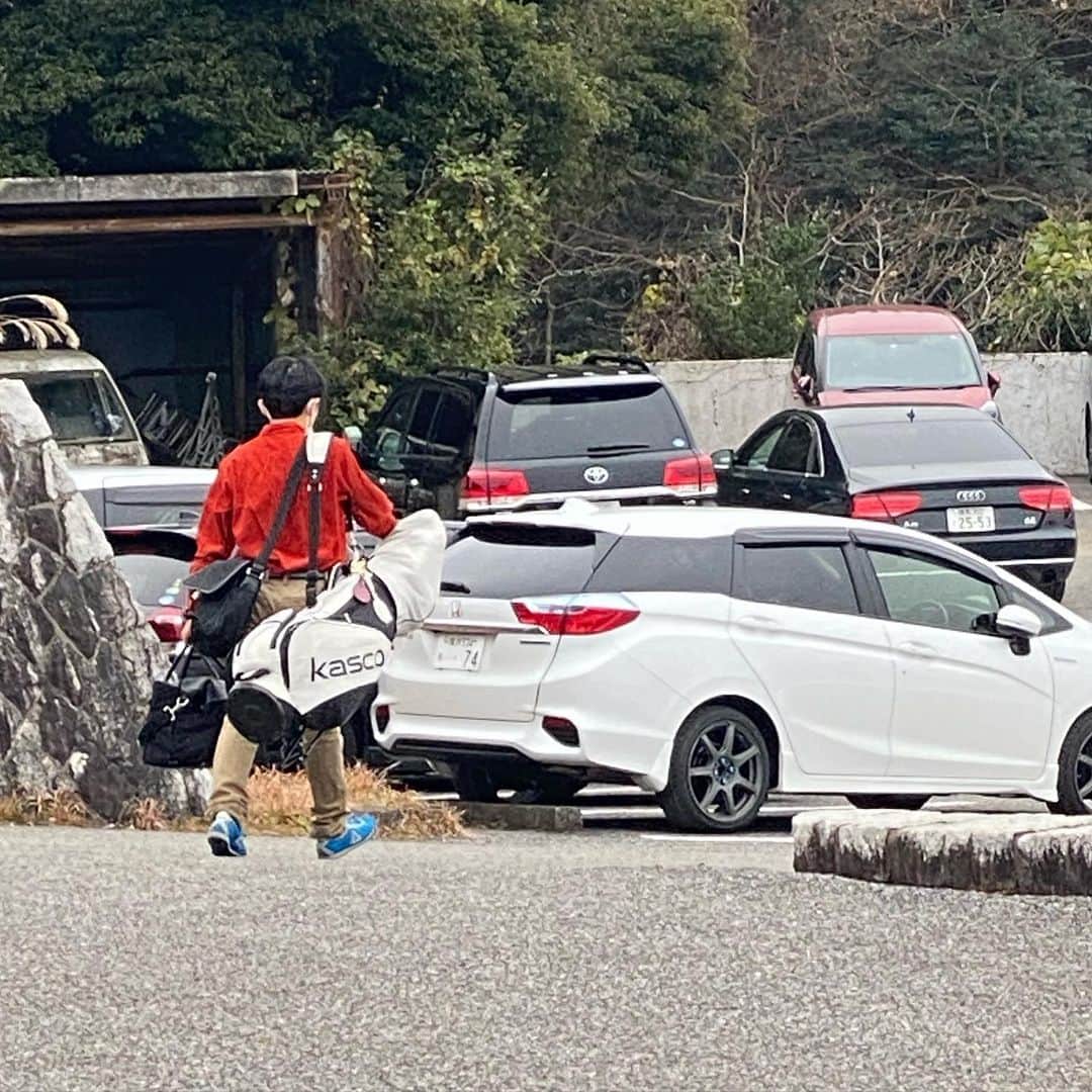 吉村崇さんのインスタグラム写真 - (吉村崇Instagram)「本日は 愛知で有馬記念のイベント 阪神 中山 共に負けに負けて 財布には800円しかございません 震えます 30代最後の年末　 気温以上に震えております 暖を取るためのホットコーヒーすらも 買うか悩んでおります  #有馬記念 #年末 #800円 #写真は本編の内容とは関係ない #えなりかずき先生 #ゴルフ帰りの後ろ姿 #後ろ姿から出るオーラ #コンプライアンス100点人間」12月22日 19時36分 - hnkyoshimura