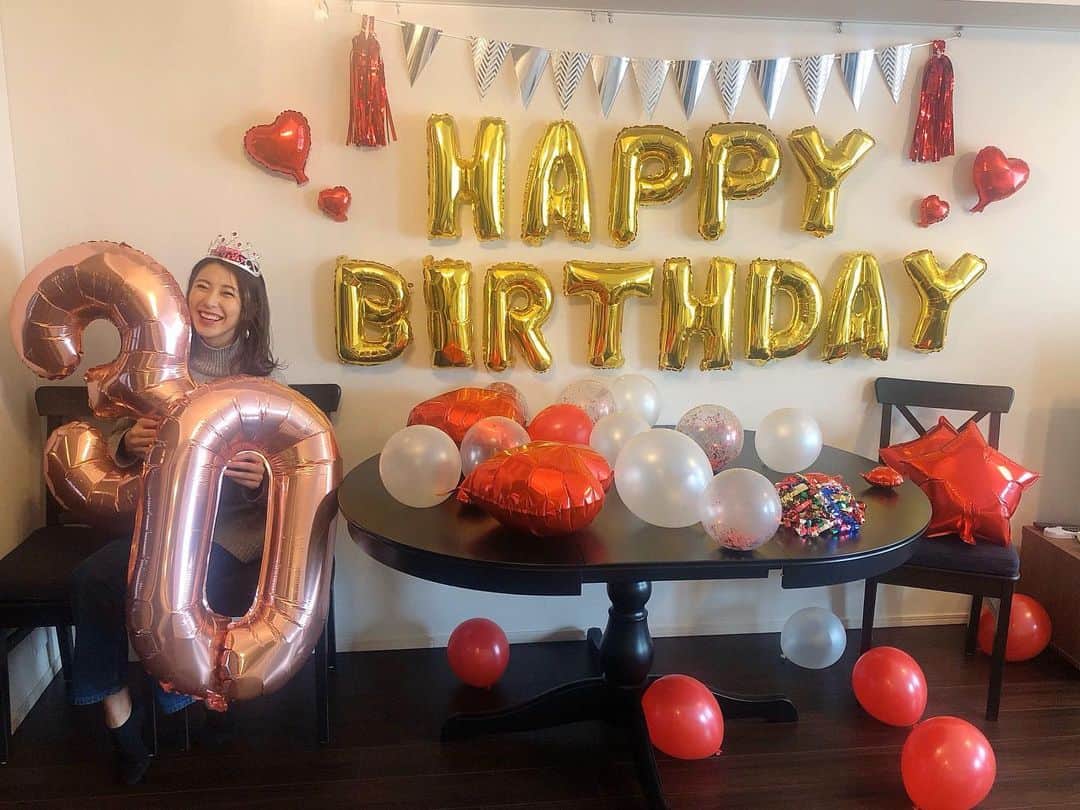のインスタグラム：「. . 2019.12.20 30歳になりました🎂 . あっとゆう間の20代だった！ 30代も毎日楽しく 自分らしく過ごせますように☺️ . これからもよろしくお願いします❤️ . . 大好きなはるなとみさきちゃんが サプライズでお祝いしてくれた🎉 ありがとう❤️ .」