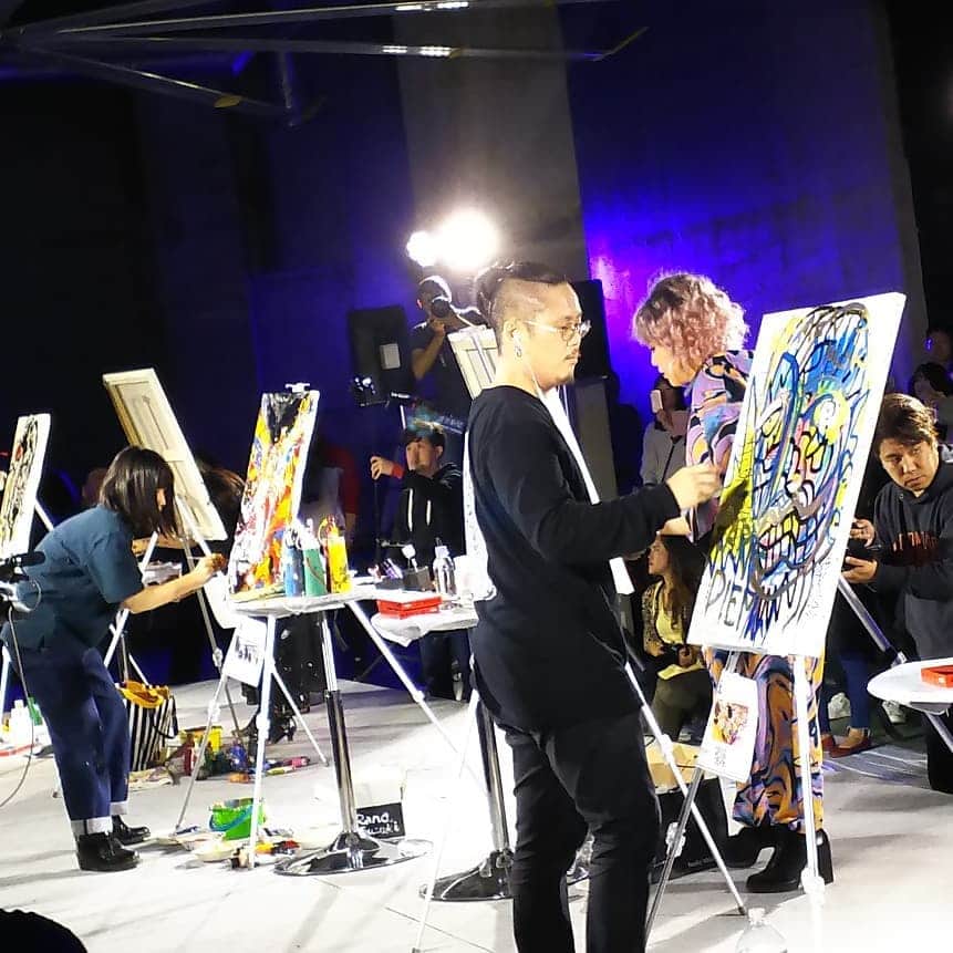 のインスタグラム：「本日、ART BATTLE JAPAN2019日本一決定戦が寺田倉庫・G3-6Fにて開催されました。  エキシビションマッチから会場はヒートアップ。当日行われるチャレンジカップの勝者と、各地の接戦を勝ち抜いてきたアーティスト計5名による熱き戦いが繰り広げられました。  優勝者はすずきらなさん。  躍動感溢れるライブパフォーマンスで観客を魅了し、2020年に開催される世界選手権への参加権を手にしました。  Check the details @artbattletokyo  #artbattle #artbattlejapan #art #アートバトル #寺田倉庫 #warehouseterrada #liveart #artevent #アート #武井壮 #百獣の王 #山田真衣 #大屋夏南」
