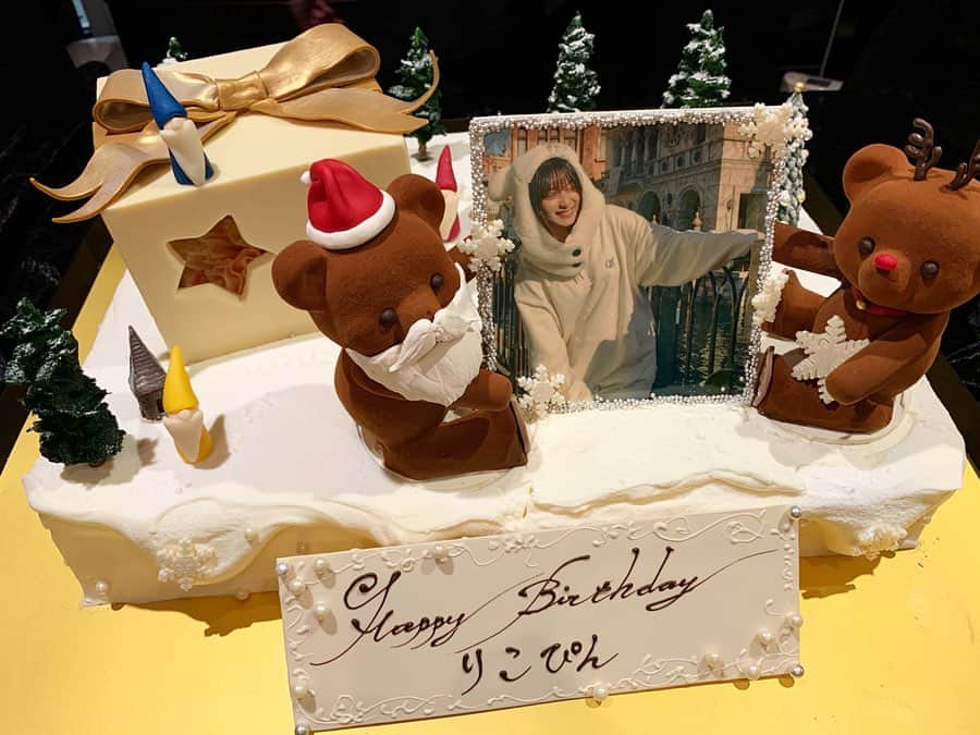 古泉千里さんのインスタグラム写真 - (古泉千里Instagram)「Happy 22th birthday, Riko🧸❤️#1221 . . . サプライズで用意したケーキ 凄い喜んでくれて嬉しかったなぁ🎂🥺 それにしてもこんなに可愛いケーキはじめて見た🤪❤️ @louange.tokyo  でオーダーメイドで作ってもらいました🎄 . . .  #louangetokyo 🐻」12月22日 19時51分 - chisamipo1030