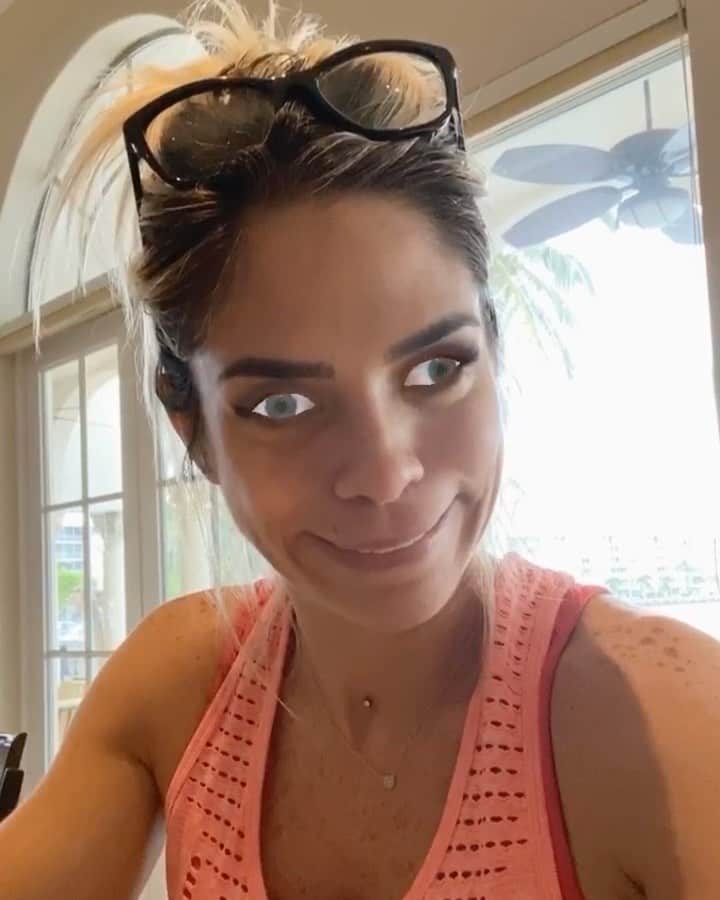 Michelle Lewinのインスタグラム：「They said it’s water. -But what the hell was it?🧐」