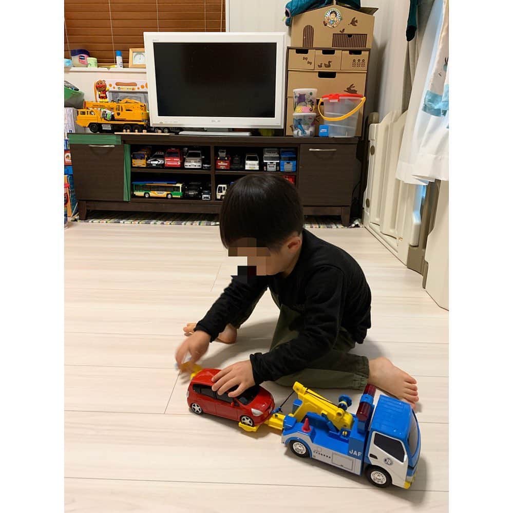 オザ兵長【公式】 さんのインスタグラム写真 - (オザ兵長【公式】 Instagram)「‪ひと足早いクリスマスプレゼント🎁‬ ‪トイコーのレッカー車✨‬ ‪ずっと欲しかったようでひたすら遊んでる。‬ ‪#育児 #子育て #3歳2ヶ月 #トイコー #レッカー車‬」12月23日 6時46分 - ozaheicho