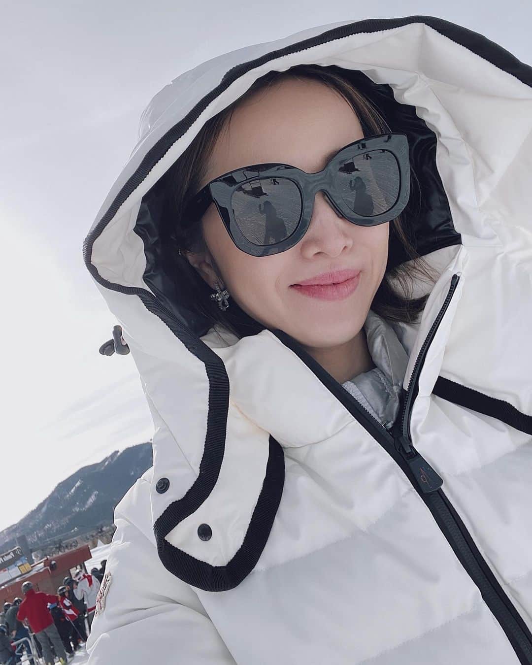 翁安芸さんのインスタグラム写真 - (翁安芸Instagram)「Dropping my girl off to her first day of ski school this morning🐰💗❄️ 今朝は娘をはじめてのスキースクールに送りに行ってきました。楽しんでくれるといいな💕 #Aspen #snow #アスペン #akiweng」12月23日 5時37分 - akinyc