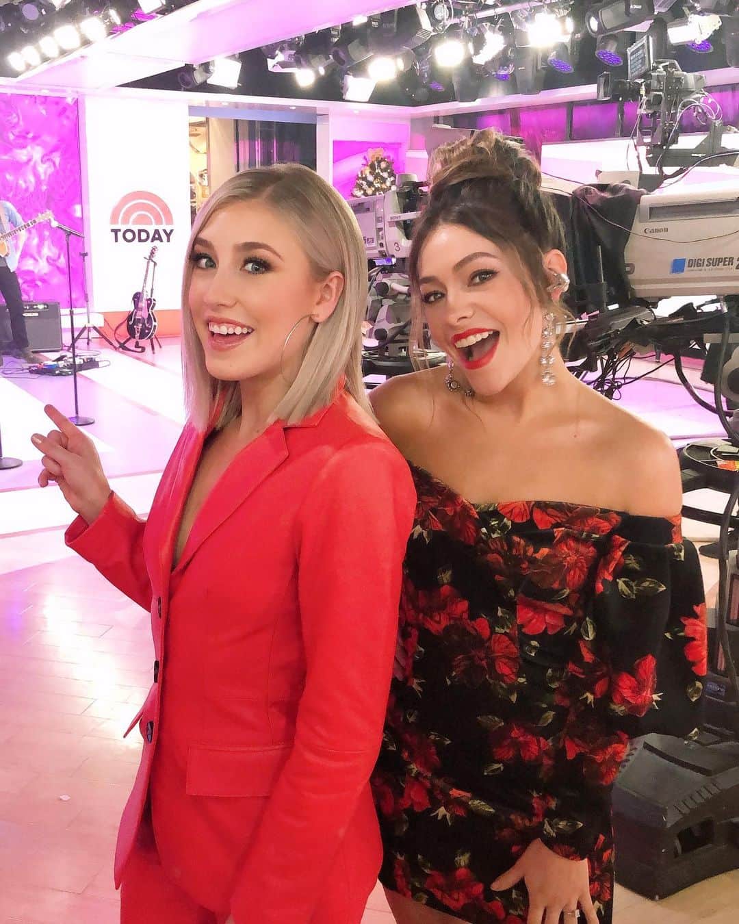 Maddie & Taeさんのインスタグラム写真 - (Maddie & TaeInstagram)「Been playing this show since we were 19. 🥰 Thanks again for having us this week @todayshow ! We love y’all!」12月23日 5時45分 - maddieandtae