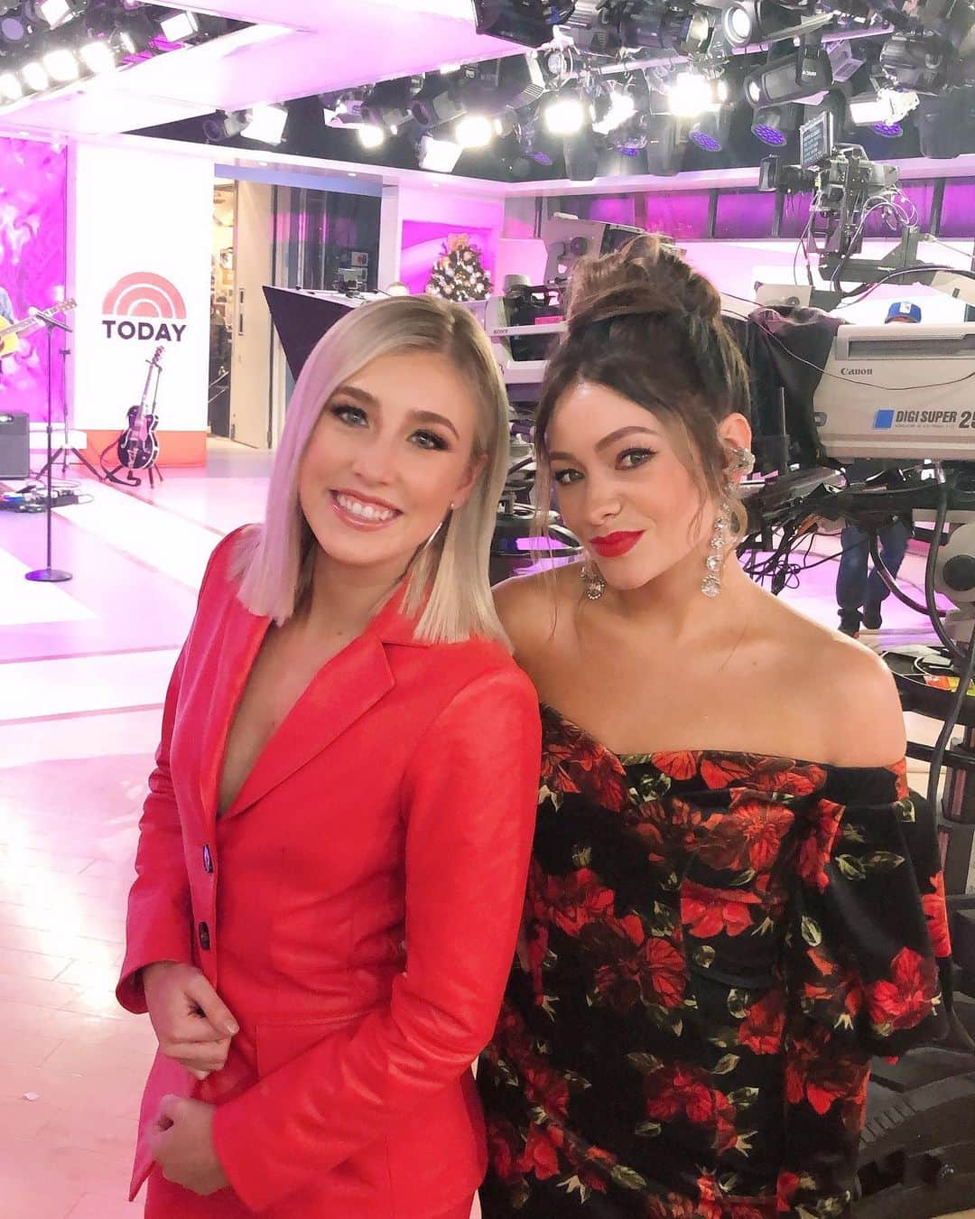 Maddie & Taeさんのインスタグラム写真 - (Maddie & TaeInstagram)「Been playing this show since we were 19. 🥰 Thanks again for having us this week @todayshow ! We love y’all!」12月23日 5時45分 - maddieandtae