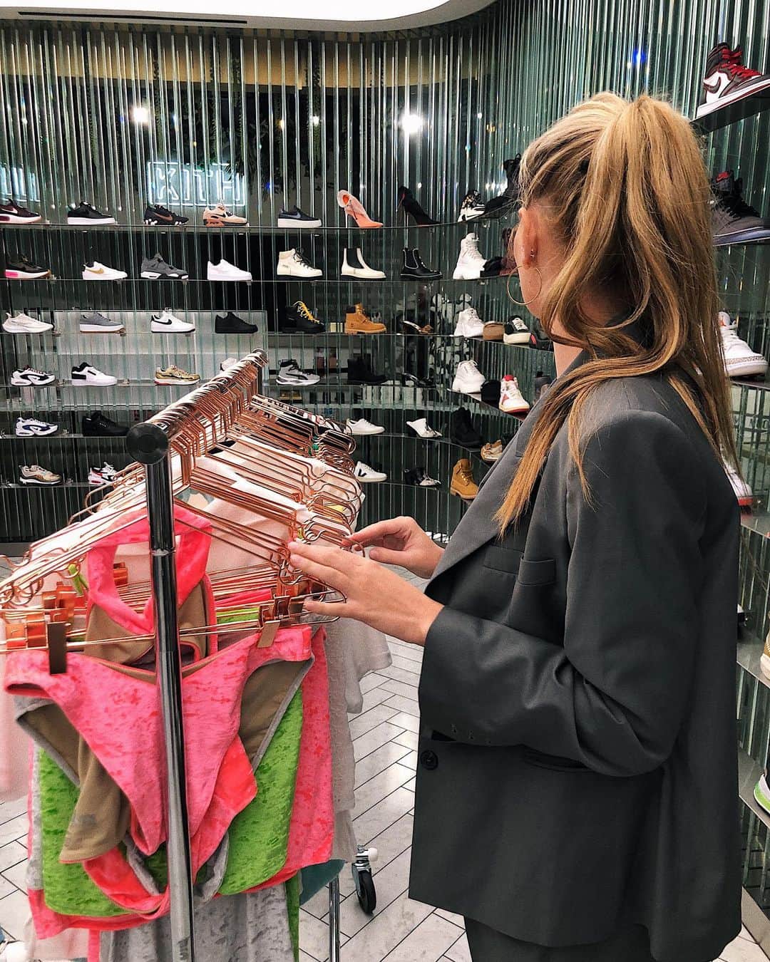FRANKIES BIKINISさんのインスタグラム写真 - (FRANKIES BIKINISInstagram)「founder + creative director @francescaaiello showing off her newest crushed velvet collab with @kith at their West Hollywood location. shop the collection now at kith.com」12月23日 6時00分 - frankiesbikinis
