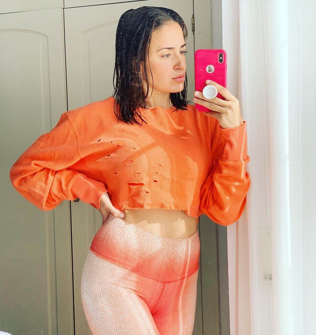 ジェマ・マリンさんのインスタグラム写真 - (ジェマ・マリンInstagram)「Can i dress up with workout clothes all day please??? One of my motivations at the gym is looking at the mirror and liking what i see, LOVE my workout clothes ☺️🥰🤷🏼‍♀️ . . Puedo vestir todo el tiempo con ropa de deporte??? Una de las cosas que me motiva cuando entreno, es mirarme al espejo y gustarme lo que veo, ADORO mi ropa de gimnasio 🥰😍🤷🏼‍♀️ . . #workout #2020goals #gym #fitmom #gymrat #momlife #gimnasio」12月23日 6時07分 - gemma_marin