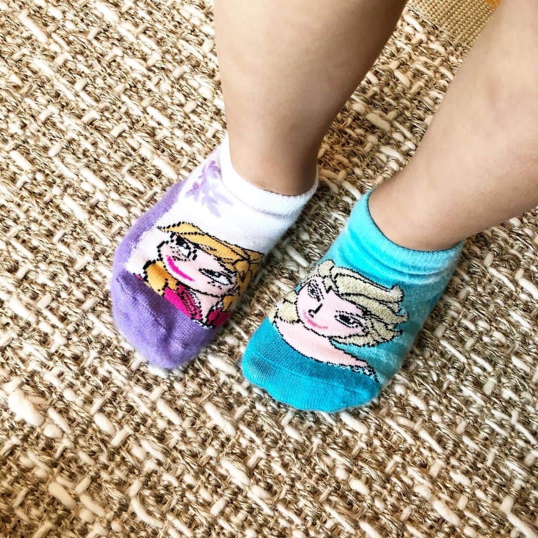 のインスタグラム：「すっかりアナ雪にはまっている娘。 靴下も靴も服もリュックも全部エルサ。 エルサはエルサ、アナはアナの靴下なのに、わざと2人を組み合わせて履いている娘が愛しすぎて。 個性が光りはじめた。 そしてエルサの人形の靴を私と自分の靴の間にちゃんと置いてる（笑） 子供って本当に愛しい行動をしてくれる。 ありがとね。」
