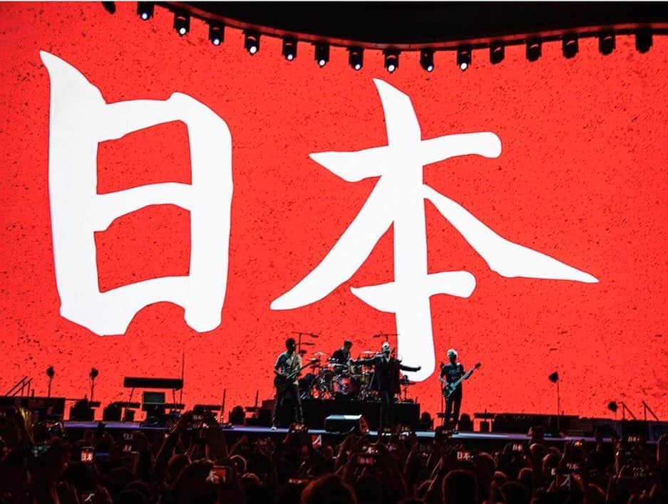 ケリーさんのインスタグラム写真 - (ケリーInstagram)「前日U2が日本でライブ行われた時 セルスフォースチームとU2のメンバーとの写真♥️🇯🇵 ・ 本人達が目の前に行ったって、 めちゃくちゃ緊張と興奮状態でした♥️🥺🇯🇵🙏✨ ・ This was in Tokyo when U2 come to  Japan for the their #joshuatree world tour !!!! U2 & Sales Force Japan team🇯🇵♥️ ・ I couldn’t believe and I was so nervous and  excited to meet the members from U2♥️😍#omg ・ #u2#tokyo#japan#salesforcejapan#salesforce」12月23日 6時16分 - kellymisawa