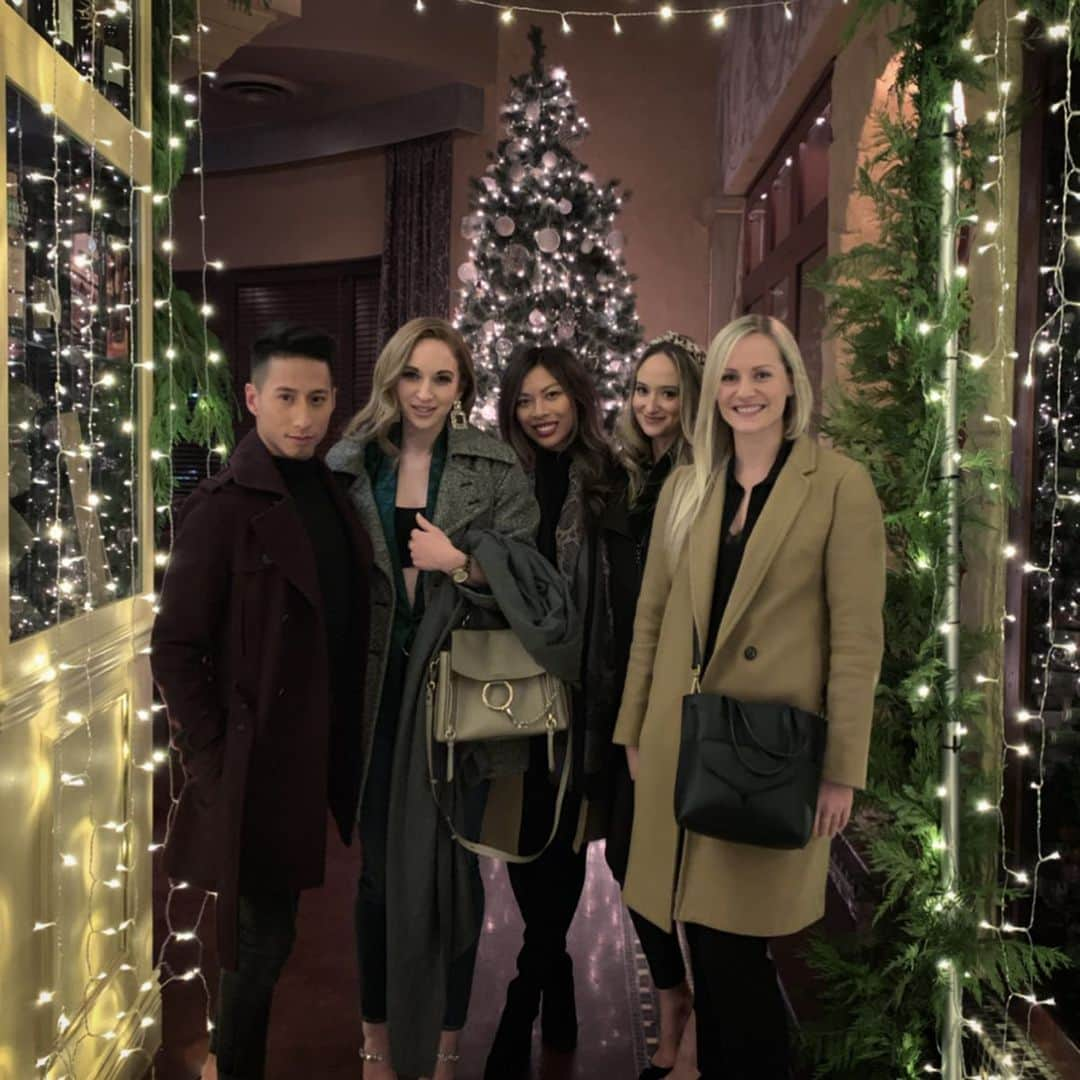 ジェレミー・テンさんのインスタグラム写真 - (ジェレミー・テンInstagram)「When your friends are all #Cinderellas and you're the ugly step sister that they only let out of the house during the holidays. 😂🌲 #ImTheDuff #ChristmasCardWorthy #ChristmasDinner #Besties #BFFs #Friendship #Holidays #ChristmasTime #Beauties」12月23日 6時18分 - jeremyjten