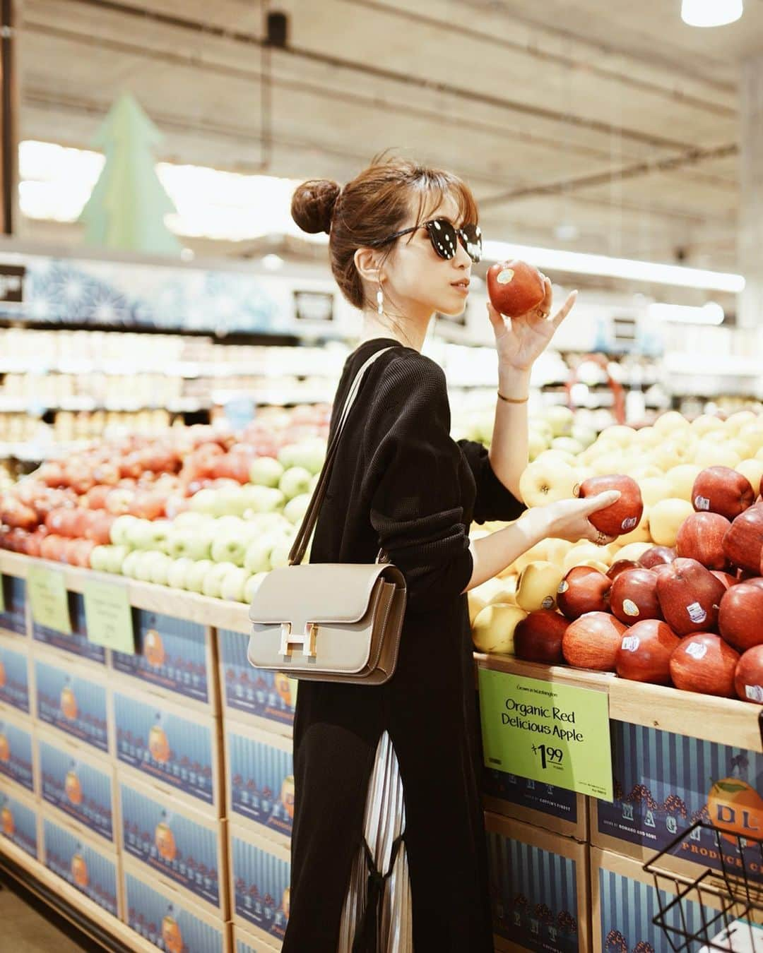 喜田彩子さんのインスタグラム写真 - (喜田彩子Instagram)「﻿ ﻿ WHOLE FOODS🍊🍎🍐﻿ ﻿ 着いたらまずお買物！！﻿ 巨大ポテチに、巨大ミルク、お肉や野菜やフルーツ、お酒も...いっぱい買い込んでホテルへ🌈﻿ ﻿ ﻿ ﻿ #hawaii #ハワイ #하와이 #waikiki #ワイキキ #オアフ #oahu #aloha #travel #trip #旅行 #여행 #hawaiitrip #冬休み #wintervacation #vacation #여름방학 #子連れHawaii #子連れハワイ #子連れ旅行 #子連れtrip #喜田家の冬休み #喜田家の冬休み2019 #ayakida_trip #instaphoto #東京カメラ部#カメラ小僧部#sony #カメラ好きな人と繋がりたい #写真好きな人と繋がり﻿」12月23日 6時21分 - ayacokida