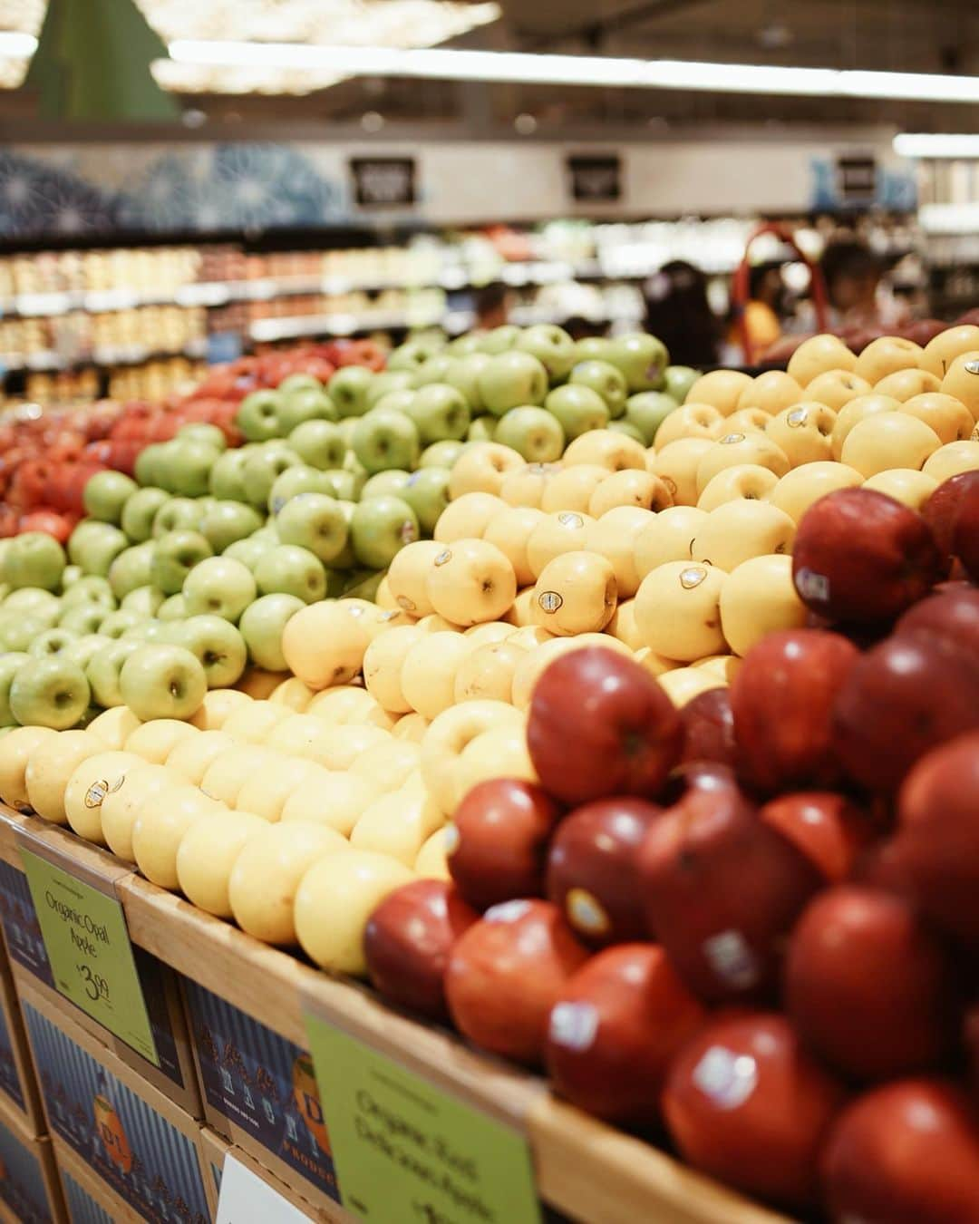 喜田彩子さんのインスタグラム写真 - (喜田彩子Instagram)「﻿ ﻿ WHOLE FOODS🍊🍎🍐﻿ ﻿ 着いたらまずお買物！！﻿ 巨大ポテチに、巨大ミルク、お肉や野菜やフルーツ、お酒も...いっぱい買い込んでホテルへ🌈﻿ ﻿ ﻿ ﻿ #hawaii #ハワイ #하와이 #waikiki #ワイキキ #オアフ #oahu #aloha #travel #trip #旅行 #여행 #hawaiitrip #冬休み #wintervacation #vacation #여름방학 #子連れHawaii #子連れハワイ #子連れ旅行 #子連れtrip #喜田家の冬休み #喜田家の冬休み2019 #ayakida_trip #instaphoto #東京カメラ部#カメラ小僧部#sony #カメラ好きな人と繋がりたい #写真好きな人と繋がり﻿」12月23日 6時21分 - ayacokida