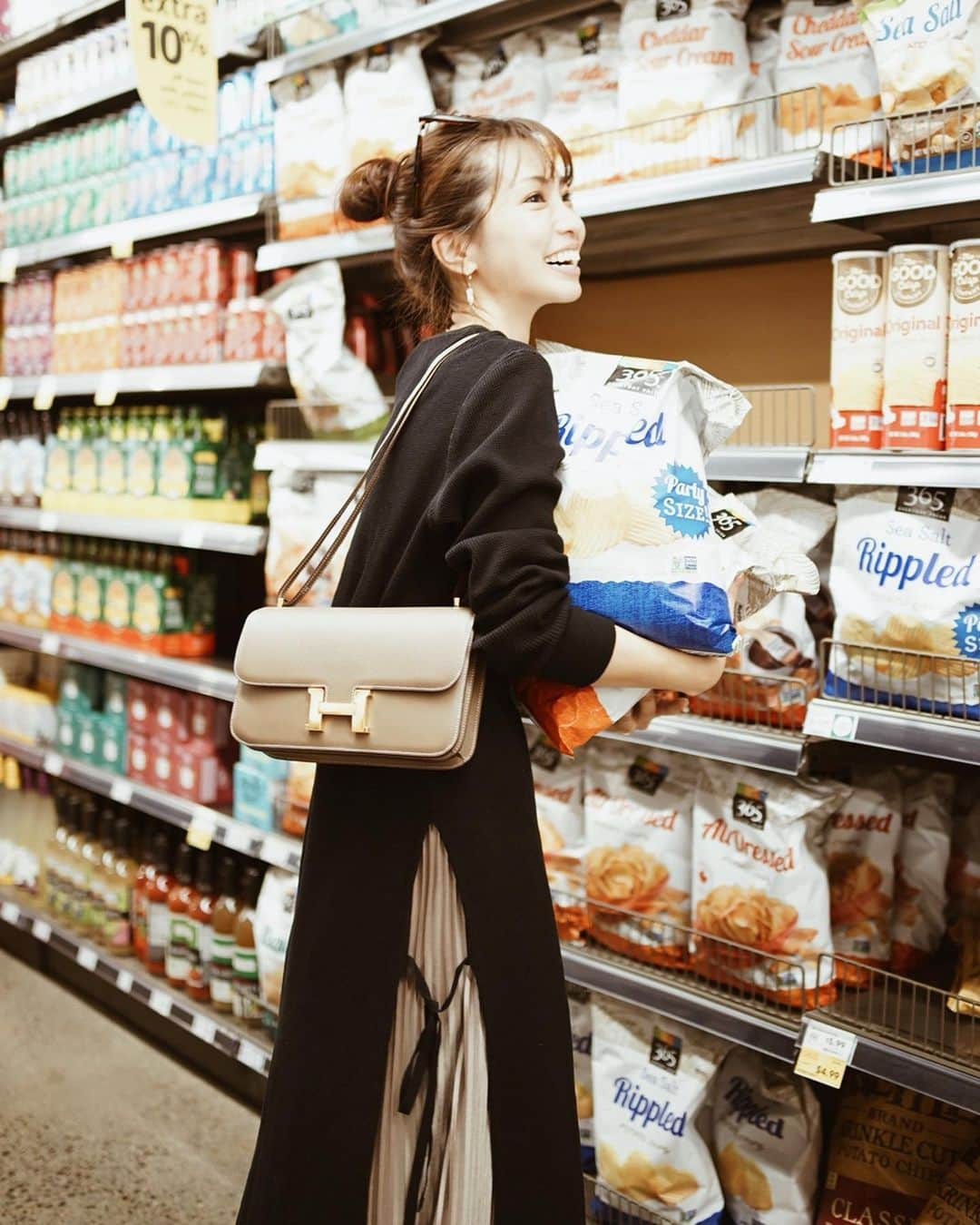 喜田彩子さんのインスタグラム写真 - (喜田彩子Instagram)「﻿ ﻿ WHOLE FOODS🍊🍎🍐﻿ ﻿ 着いたらまずお買物！！﻿ 巨大ポテチに、巨大ミルク、お肉や野菜やフルーツ、お酒も...いっぱい買い込んでホテルへ🌈﻿ ﻿ ﻿ ﻿ #hawaii #ハワイ #하와이 #waikiki #ワイキキ #オアフ #oahu #aloha #travel #trip #旅行 #여행 #hawaiitrip #冬休み #wintervacation #vacation #여름방학 #子連れHawaii #子連れハワイ #子連れ旅行 #子連れtrip #喜田家の冬休み #喜田家の冬休み2019 #ayakida_trip #instaphoto #東京カメラ部#カメラ小僧部#sony #カメラ好きな人と繋がりたい #写真好きな人と繋がり﻿」12月23日 6時21分 - ayacokida