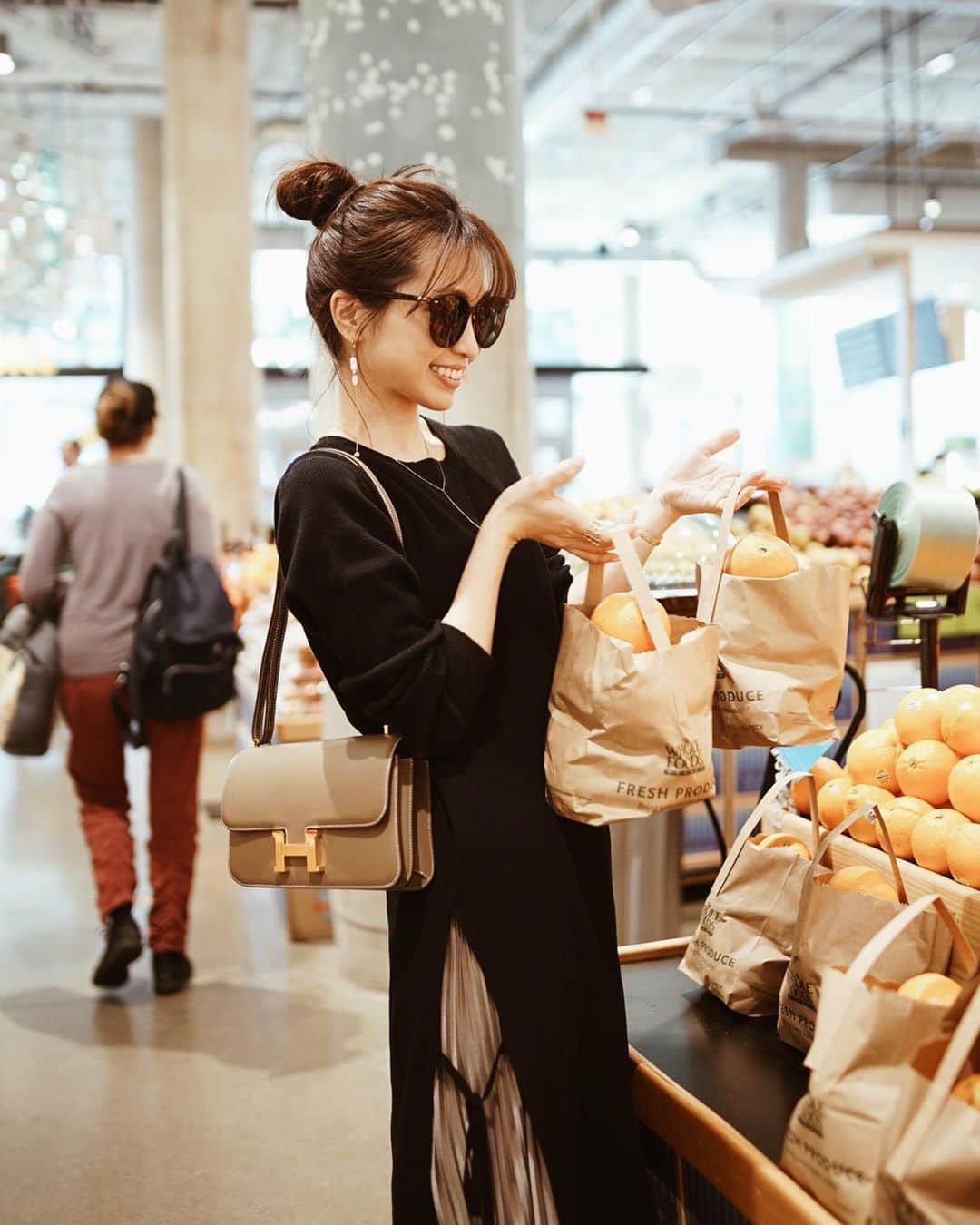 喜田彩子さんのインスタグラム写真 - (喜田彩子Instagram)「﻿ ﻿ WHOLE FOODS🍊🍎🍐﻿ ﻿ 着いたらまずお買物！！﻿ 巨大ポテチに、巨大ミルク、お肉や野菜やフルーツ、お酒も...いっぱい買い込んでホテルへ🌈﻿ ﻿ ﻿ ﻿ #hawaii #ハワイ #하와이 #waikiki #ワイキキ #オアフ #oahu #aloha #travel #trip #旅行 #여행 #hawaiitrip #冬休み #wintervacation #vacation #여름방학 #子連れHawaii #子連れハワイ #子連れ旅行 #子連れtrip #喜田家の冬休み #喜田家の冬休み2019 #ayakida_trip #instaphoto #東京カメラ部#カメラ小僧部#sony #カメラ好きな人と繋がりたい #写真好きな人と繋がり﻿」12月23日 6時21分 - ayacokida