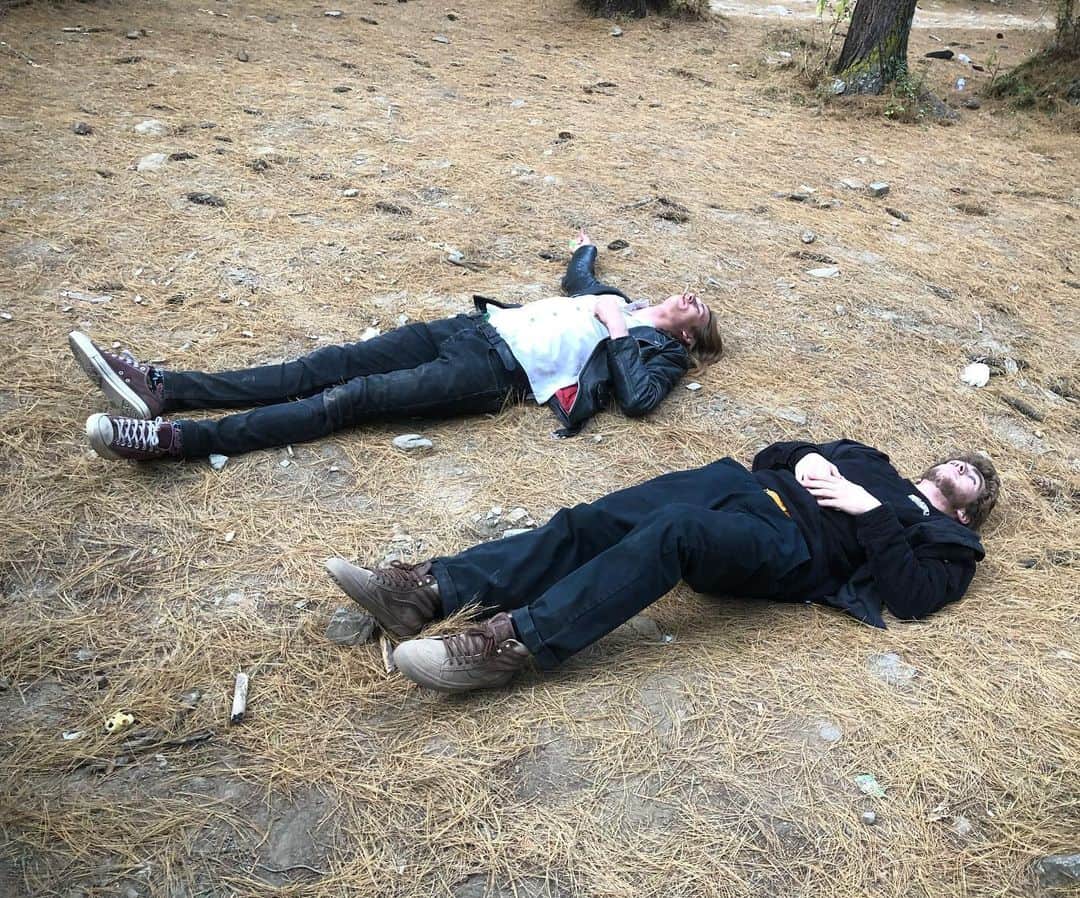 トム・シャーのインスタグラム：「happy birthday @tweestopher 🎁 had some crazy journeys, and to many more 🍻」