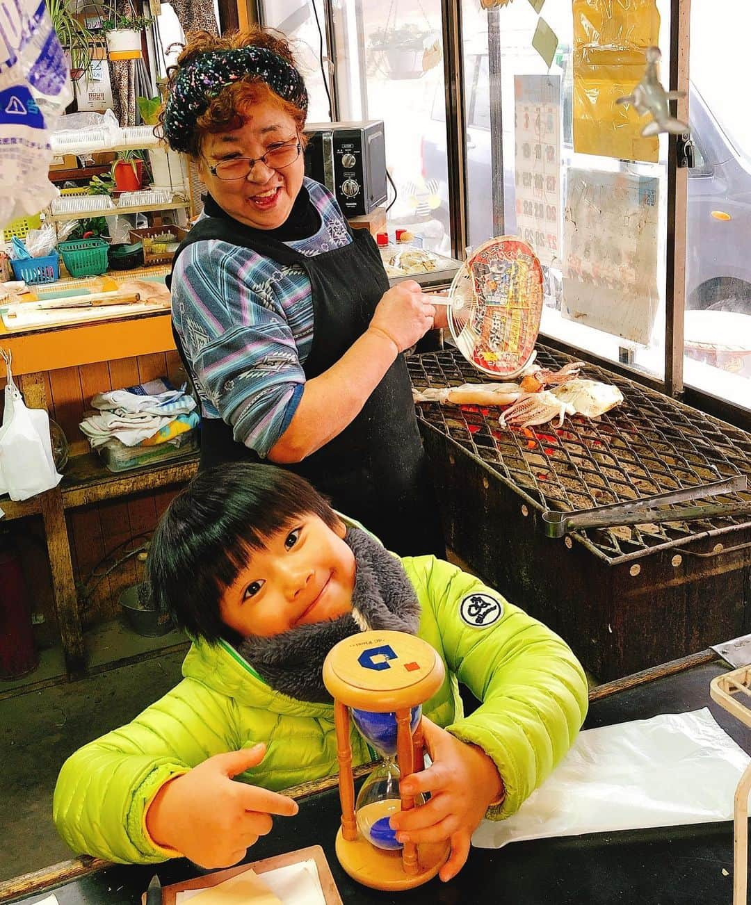 山田まりやさんのインスタグラム写真 - (山田まりやInstagram)「深浦町に帰る前に必ずメメちゃんイカ🦑へ寄りパワー貰わねば‼️😂w ・ ・ 娘さんもいらっしゃり さらにパワーいただきました🤣www ・ ・ #青森県  #パパの故郷  #青森県西津軽郡深浦町  #家族で  #観光特使  #メメちゃんイカ #宇宙一美味しい  #イカ焼き  #愛すべき  #名物キャラ  #メメちゃん  #津軽弁全開  #パワフル  #❤❤❤」12月22日 21時46分 - mariya.yamada