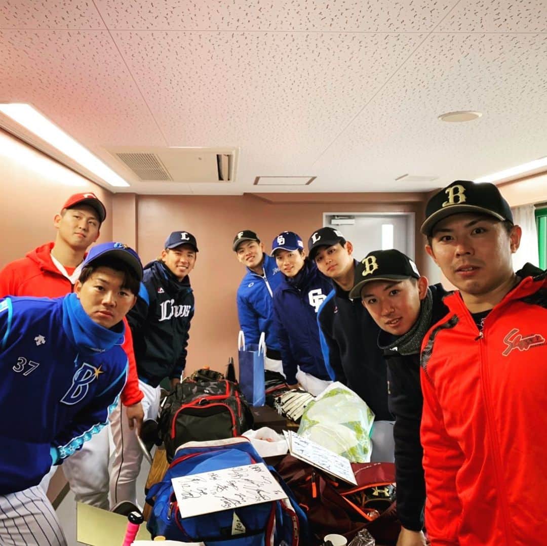 高橋昂也のインスタグラム：「今日は徳栄のプロ野球みんな集まって 野球教室でした😳  #徳栄 #野球教室 #そらし目」