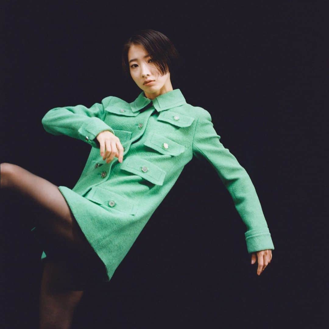 The Fashion Postさんのインスタグラム写真 - (The Fashion PostInstagram)「#portraits﻿ Interview with Nozomi Iijima﻿ ﻿ 『「ゴールを決めないでやり続ける」 バレエダンサー・飯島望未の日常と舞台裏』﻿ ﻿ 透き通るような美しさを生まれ持ち、バレエで鍛え抜いた体にはどんな洋服もよく似合う。名門ヒューストン・バレエ団で2019年3月、バレエダンサーの頂点といえるプリンシパルに昇格した飯島望未は、バレエの枠を軽やかに飛び越えて、ひとりのアーティストとして、またファッショニスタとしても世界中に名をはせる。同年CHANELのビューティ アンバサダーに就任し、ますます活動の場を広げる彼女に、バレエダンサーとしてのキャリアについて、また日々の過ごし方や美の秘訣についても話を聞いた。﻿ ﻿ photography: yuto kudo﻿ styling: junko kobashi﻿ makeup: tomohiro muramatsu﻿ hair: tomo tamura﻿ interview & text: miwa goroku﻿ ﻿ #TheFashionPost #TFP #NozomiIijima #飯島望未 #CHANEL #HoustonBallet #BalletDancer #Principal」12月22日 21時39分 - tfpjp