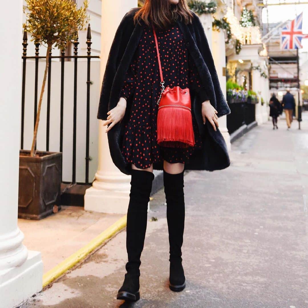 辻莉紗子のインスタグラム：「Feeling festive..🎄❤️❤️ Dress.. @zara  Outer.. @unitedarrows_official  Bag.. @jandmdavidson  Boots.. @stuartweitzman」