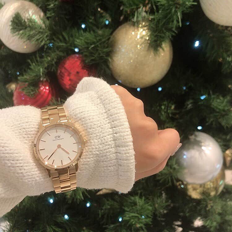 のインスタグラム：「昨日は @danielwellington の可愛い腕時計つけてお出かけ☺️❤️🎄 ﻿ ﻿ ブレスレットも可愛すぎて、クリスマスのラッピングで届いてテンション上がった☺️💕💕﻿ ﻿ 12/27までに2点以上の購入だと、﻿ 20%OFF（全商品が対象！）になってお得だよ🎁﻿ ﻿ 15%OFFクーポンもでてるから、﻿ よかったら使ってね😆❤️❤️❤️﻿ ﻿ 🎄 日本限定クリスマスギフトラッピング無料﻿ ﻿ 🎄 15％OFFクーポン併用可能﻿ クーポンコード→ yuuka3﻿ （2020/01/31まで有効、DW公式直営店舗とWEBショップにて使用可能）﻿ ﻿ https://www.danielwellington.com/jp　﻿ ﻿  #ダニエルウェリントン #DWホリデーギフト #クリスマスプレゼント #クリスマスラッピング #クリスマス #腕時計 #腕時計好き #時計 #時計好きと繋がりたい #pr」