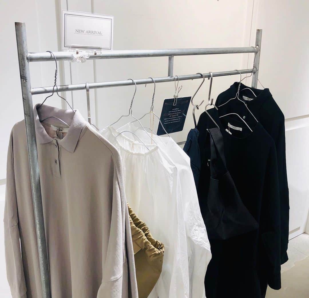 のインスタグラム：「. 春物item入荷中👩🏻‍🌾 . . UNIVERSAL SEVENのワンピースが入荷いたしました。 シンプルながらもばさっと着られてキレイなシルエット。 重ね着やこれからの時期に、頼もしい一枚ですね ポロの形もありますので迷ってしまいます💭 . . UT Balus天竺　クルーネックワイドOP ¥14,000+tax (#5002OP003201) グレー／クロ . UT Balus天竺　ポロワイドOP ¥14,000+tax (5002OP002201) グレー／クロ . . #ambidex #parici#parici_klassisk #UNIVERSALTISSU #UNIVERSALSEVEN」