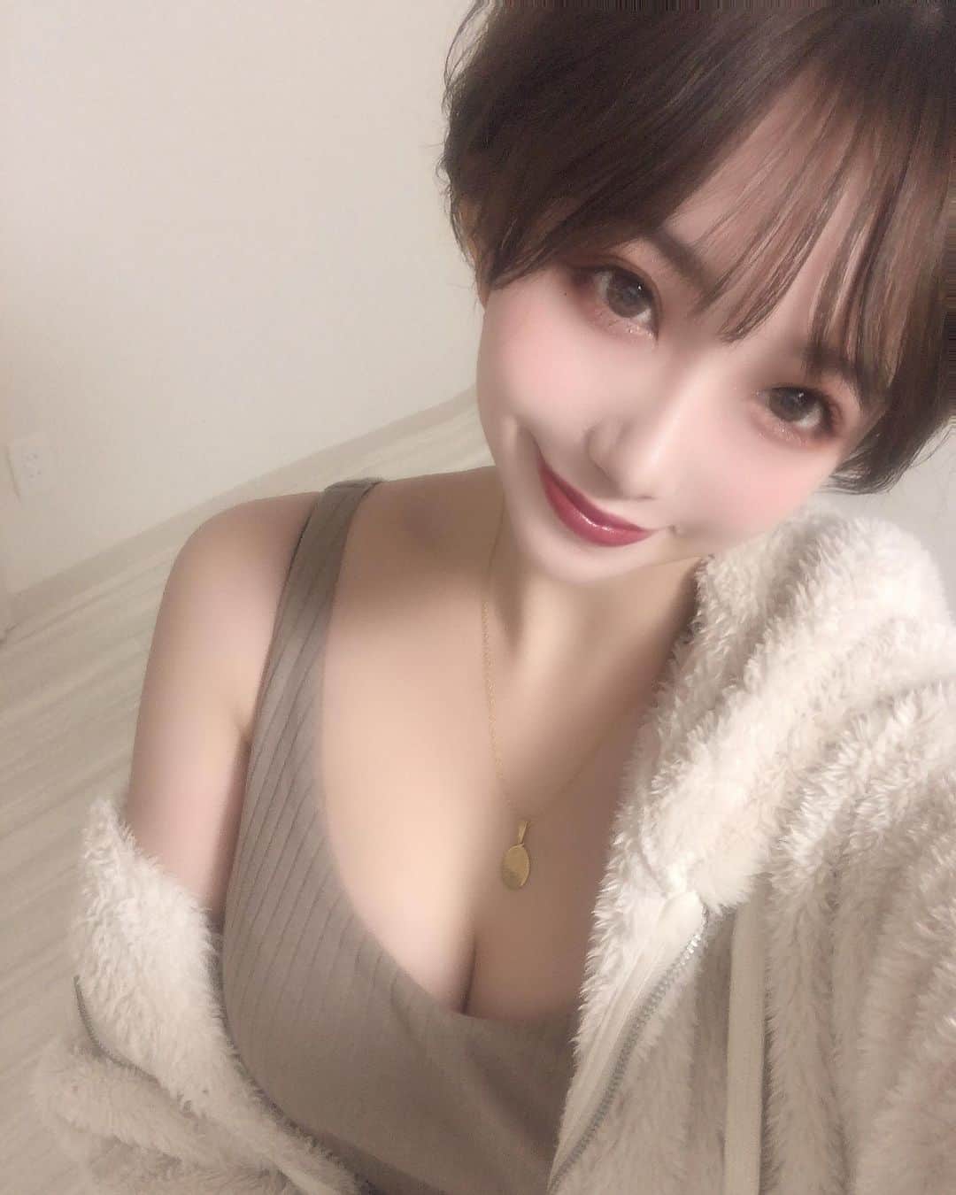 大石ほのかのインスタグラム：「今日はお仕事お休みです💓👍 . お友達とクリスマスパーティーしてくる✨🎅💕 . 今日メイク調子いー✨😆 . #クリスマスパーティー#christmas##likeforlikes#followforfollowback#photooftheday#likeforfollow#follow4follow#instagood#❤#いいね返し#巨乳#谷間#love#ススキノ#ホステス#キャバクラ#キャバ嬢#ニュークラブ#フィリア#バルセロナグループ#歌舞伎町#六本木#中洲#錦#栄#北新地#ミナミ」