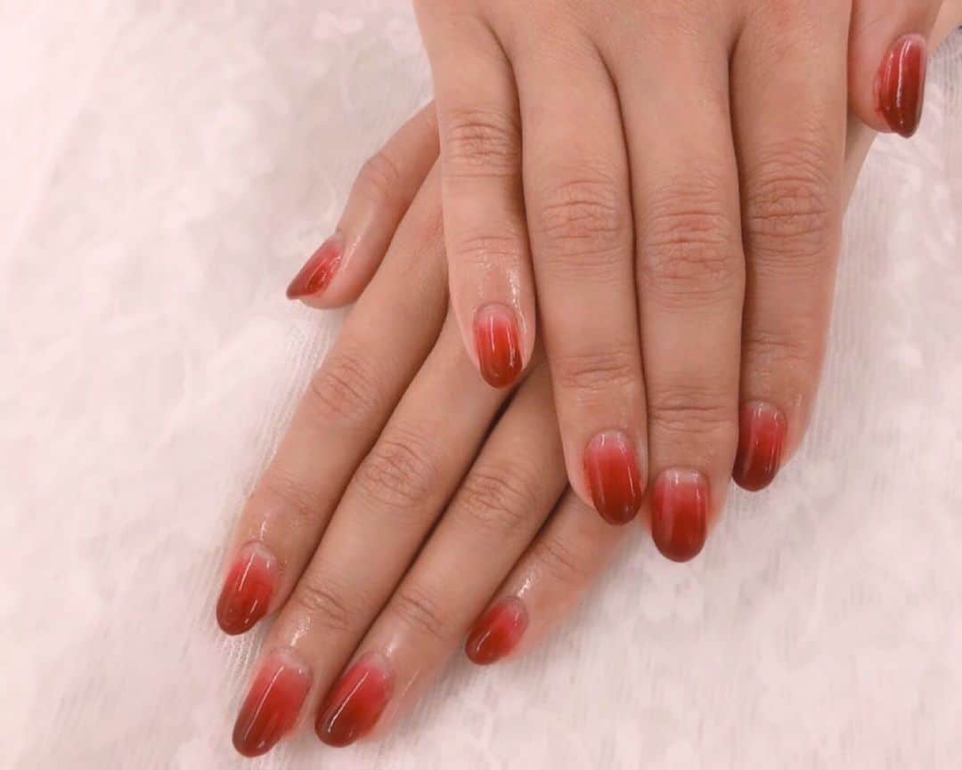 のインスタグラム：「. . . . New nails💅✨ @aonail25 . . . ボルドー作ってくれて ありがとうっ❤ . . . #nails #nail #nailstagram  #ネイル #ネイルモデル #ボルドー #赤大好き #red #color #冬ネイル #つるん #グラデーション #ニュアンス #綺麗は作れる #努力は必ず報われる . . . . 爪の形は自慢です😂❤ . . . .」