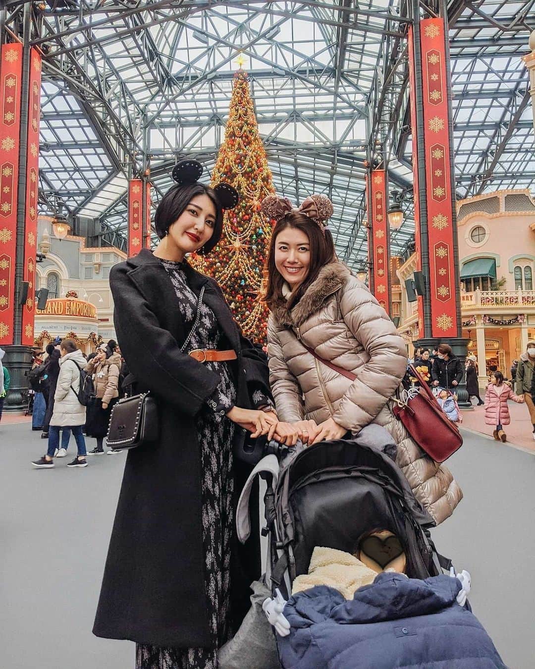 Lisaのインスタグラム：「. こないだの東京は久々奈央と たくさんゆっくり過ごせました❤️👏🏻 . 私の周りは私含め仕事人間が多くて あんまり結婚してないけど、 奈央はもうすっかりママでした👏🏻笑 お父さんたちに混じって肩車してるの 笑えた。笑笑 . 昔から奈央の笑うとクシャクシャになる顔が とっても好き😏💓 . 2日間お世話になりました❤️ これからも宜しくなっ💋💋 #相方#相棒#大好き#東京#ディズニーランド#ぶりっ子動画は上げるのやめておこう#笑#Disney#girls#love#happy」