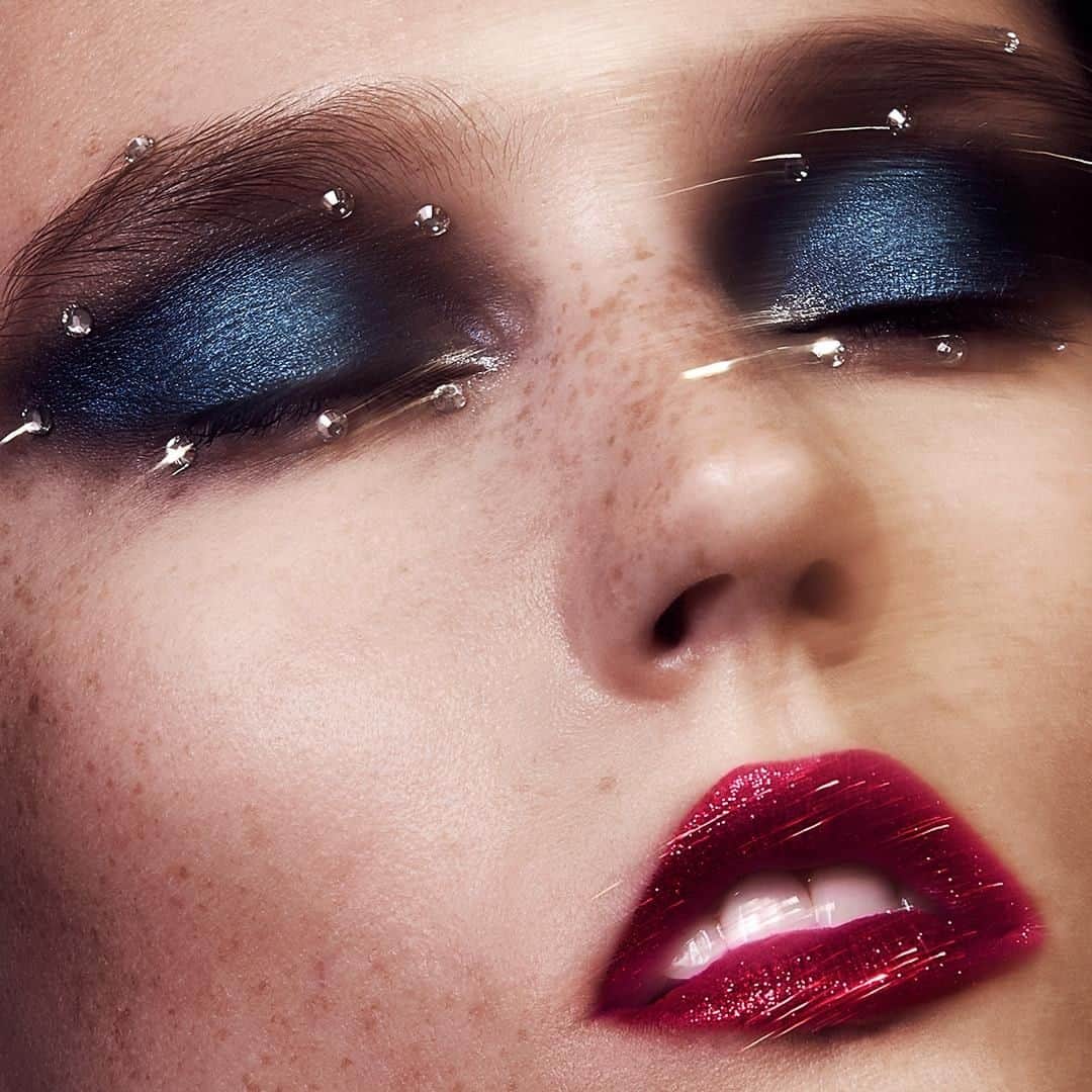 Yves Saint Laurent Beautyさんのインスタグラム写真 - (Yves Saint Laurent BeautyInstagram)「She’s a beauty that lives in an eternal dream state. Sprawled horizontal at the party is always her fate. SEQUIN CRUSH MONO EYESHADOW in:  N° 2 EMPOWERED SILVER N°8 LOUDER BLUE ROUGE PUR COUTURE in N°93 ROUGE AUDACIEUX COUTURE VARIATION in N°2 TUXEDO #yslbeauty #sequincrush #rougepurcouture」12月22日 22時00分 - yslbeauty