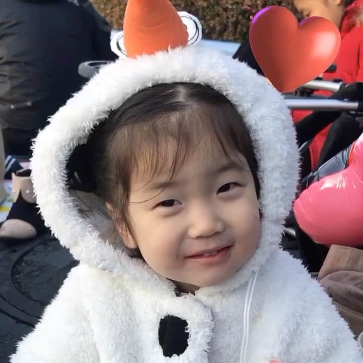 長谷川唯のインスタグラム：「・ ・ 最後の笑顔がとっても可愛いの🥺🤍🤎そんな花ちゃんも来年一年生✨日に日に成長してLINEまで打てるようになって本当感動して涙が溢れたんだ😢👏🏻 ・ ・ 姪っ子ちゃんのおかげどれだけ心が救われたのか、どれだけ笑顔が溢れたのか分からないぐらい沢山もらってるんだよ😢❤️ ・ ・ これからの成長も近くで見てるね🥰二枚目のLINEのやり取りみてみて😌👏🏻可愛いすぎる♡ ・ ・ #姪っ子ちゃん #姪っ子love #cute #smile #love #family」