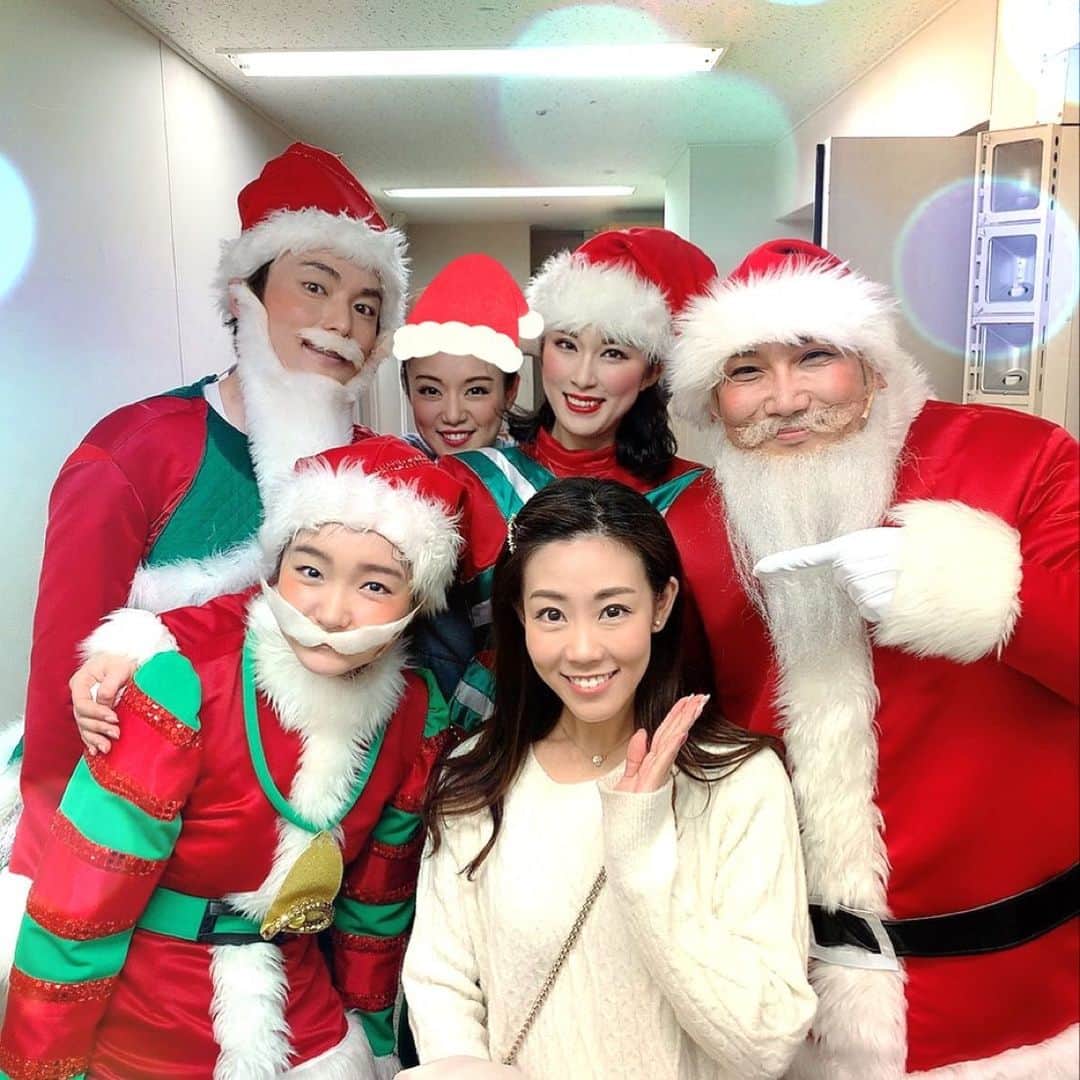 愛純もえりのインスタグラム：「みんな大好き、くらら様🎀 . 菜那くららちゃんが観に来てくれました🌟 くららちゃんは花組の後輩でもあり、今は事務所も同じなのですー🌸 そしてそして、2020年から 『きかんしゃトーマス　ソドー島のたからもの』で キャサリンを演じます♪ . . 彼女のキャサリンは私もどこかの会場で観に行きたいと思ってます☺️ 頑張れー❣️ . . わたくしはと言うと、本日 横須賀芸術劇場公演を無事に終え、 残すは常滑市民文化会館のみとなりました、、、🎄 . . なんか複雑な気持ちー。。。 #菜那くらら　ちゃん #actjp #花組娘役 #きかんしゃトーマスクリスマスコンサート」