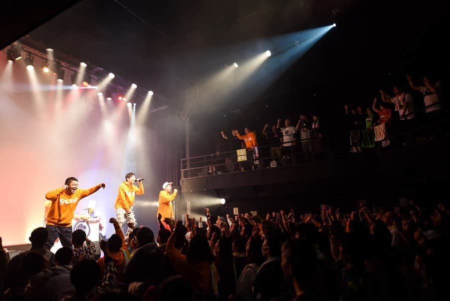DEppaさんのインスタグラム写真 - (DEppaInstagram)「. . 2019年ラストライブ！ 東名阪ツアーファイナル！ 完売満員御礼！ #浅草花劇場 . こんなに凄いライブは初めてかもってくらい 物凄い歌声と盛り上がりでした！！！ あんな大合唱は今までなかったかもね！ 文字通り 全てを出し尽くしてくれたね！ 東京！本当にありがとう！！！ . 今回の東名阪ツアーでは 「とにかく貫ぬくように全力で歌う」 と自分の中で決めて臨みました。 悔しいことに久々に声が涸れてしまったけど それでも全力で歌うと、初心を思い出そうと 貫ぬくように暴れ歌いました。 まだまだ未熟。叫びまくったとしても 絶対涸れない歌声を身につけないと。 2月はパワーアップした姿を見せるからね！ 色々語りたいけど、まずはありがとう！ そして今年もお世話になりました！ どんな時も真っ直ぐ愛してくれて、 応援してくれて心から感謝しています！ 来年も音楽でみんなを応援していくよ！ またすぐ会おうね！必ず！ 全てのシクラ族を愛してます！ さぁ!! 2月に向けて出発だーーーッ!!!!!!! . #シクラメン #シクラ族 #シクライブ #年内ラストライブ #ありがとう #次のワンマンライブは2月のアプリコ #1日目はエンターテイメントスタイル #2日目は初の生バンドスタイル #両日とも絶対楽しいライブになるよ #お楽しみに #地元 #凱旋 #大田区 #蒲田 #本日のセットリストは私が担当しました #入場BGMも各公演担当した人が考えました #1回目の借人では新曲初披露 #エイリヤン #どんどん新しい曲作って行きます #2月のセットリストも色々想像してみてね 1.メロディー 2.メッセージ 3.ブチコメ!! 4.JUMPMAN 5.ファイター 6.誰かのために 7.なみだのあと 8.ここで泣こうよ 9.100年初恋 10.あっぱれニッポン!! 11.White Dragon 12.ADVENTURE 13.V-栄光の歌- 14.BRAND NEW DAY 15.手のひらたたけば 16.MUSIC 17.ぼくらの街のクリスマス 18.エール 19.トレジャー #実は電ちゃんがとある1曲を飛ばした笑 #ここにあと1曲入る予定でした笑🤣👍🏽」12月22日 22時01分 - deppa_shikuramen