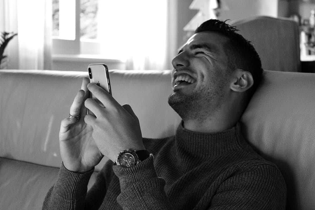 フェデリコ・ボナッツォーリのインスタグラム：「Holiday mood 📱🎅🏻」