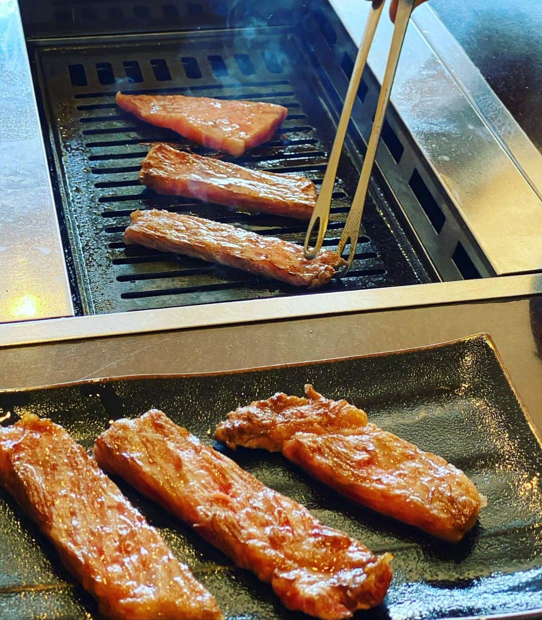 Little Miss Bento・Shirley シャリーさんのインスタグラム写真 - (Little Miss Bento・Shirley シャリーInstagram)「Kagoshima Day 2: Trip to Japan is the best also because of FOOD! Was introduced to Yakinuki Jirochou 焼き次郎長, famed for their black pork and beef meats.  My tummy is so happy 😋 thanks to their delicious shabu shabu and the crazy melt in the mouth meats including the A5 grade beef.  Also loved how the soup is so rich of flavor thanks to their lobster dashi broth; and for vegetable lovers, they serve a crazy huge ⛰ amount of greens :) 鹿児島黒毛和牛専門店 焼肉 次郎長 〒898-0102 鹿児島県南さつま市坊津町泊8840-1 TEL : 0993-67-1470 E-mail : jirotyou1989@po5.synapse.ne.jp Website: http://jirochou.jp/iphone/ . 📍Minami Satsuma, Kagoshima, 🇯🇵 @minamisatsuma.jp  #explorekagoshima #kagoshima #visitjapan #ilovejapan #minamisatsuma #onlyinjapan #littlemissbento #travelogue #yakinukijirochou #kagoshimaeats #焼き次郎長#次郎長#南さつま市#鹿児島」12月22日 22時12分 - littlemissbento