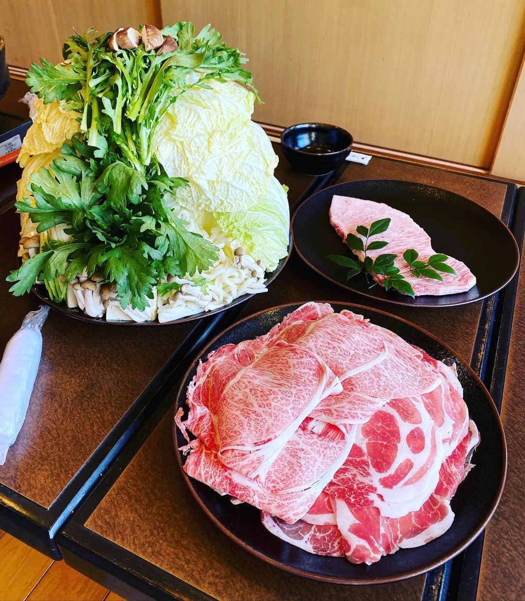 Little Miss Bento・Shirley シャリーさんのインスタグラム写真 - (Little Miss Bento・Shirley シャリーInstagram)「Kagoshima Day 2: Trip to Japan is the best also because of FOOD! Was introduced to Yakinuki Jirochou 焼き次郎長, famed for their black pork and beef meats.  My tummy is so happy 😋 thanks to their delicious shabu shabu and the crazy melt in the mouth meats including the A5 grade beef.  Also loved how the soup is so rich of flavor thanks to their lobster dashi broth; and for vegetable lovers, they serve a crazy huge ⛰ amount of greens :) 鹿児島黒毛和牛専門店 焼肉 次郎長 〒898-0102 鹿児島県南さつま市坊津町泊8840-1 TEL : 0993-67-1470 E-mail : jirotyou1989@po5.synapse.ne.jp Website: http://jirochou.jp/iphone/ . 📍Minami Satsuma, Kagoshima, 🇯🇵 @minamisatsuma.jp  #explorekagoshima #kagoshima #visitjapan #ilovejapan #minamisatsuma #onlyinjapan #littlemissbento #travelogue #yakinukijirochou #kagoshimaeats #焼き次郎長#次郎長#南さつま市#鹿児島」12月22日 22時12分 - littlemissbento