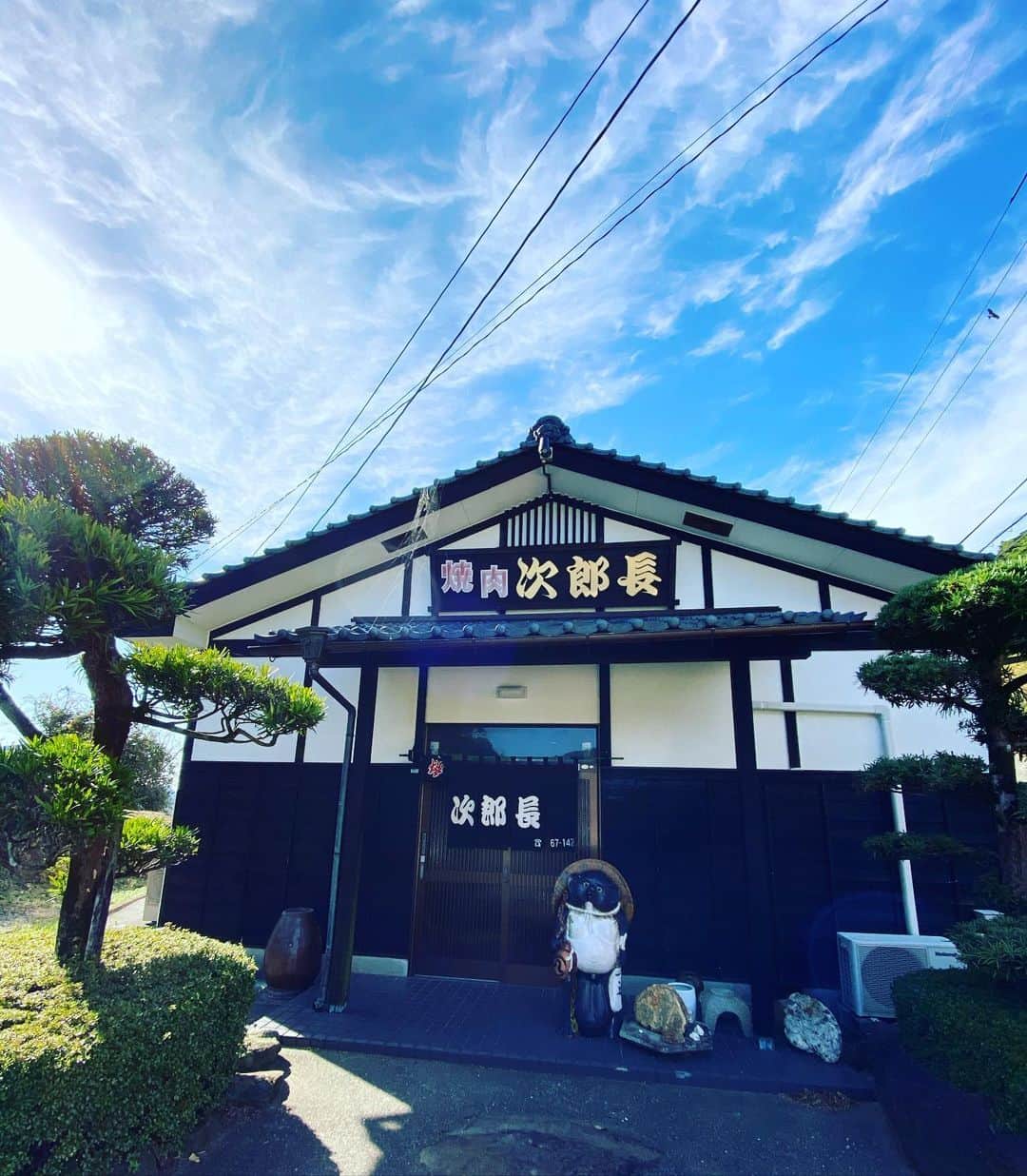 Little Miss Bento・Shirley シャリーさんのインスタグラム写真 - (Little Miss Bento・Shirley シャリーInstagram)「Kagoshima Day 2: Trip to Japan is the best also because of FOOD! Was introduced to Yakinuki Jirochou 焼き次郎長, famed for their black pork and beef meats.  My tummy is so happy 😋 thanks to their delicious shabu shabu and the crazy melt in the mouth meats including the A5 grade beef.  Also loved how the soup is so rich of flavor thanks to their lobster dashi broth; and for vegetable lovers, they serve a crazy huge ⛰ amount of greens :) 鹿児島黒毛和牛専門店 焼肉 次郎長 〒898-0102 鹿児島県南さつま市坊津町泊8840-1 TEL : 0993-67-1470 E-mail : jirotyou1989@po5.synapse.ne.jp Website: http://jirochou.jp/iphone/ . 📍Minami Satsuma, Kagoshima, 🇯🇵 @minamisatsuma.jp  #explorekagoshima #kagoshima #visitjapan #ilovejapan #minamisatsuma #onlyinjapan #littlemissbento #travelogue #yakinukijirochou #kagoshimaeats #焼き次郎長#次郎長#南さつま市#鹿児島」12月22日 22時12分 - littlemissbento