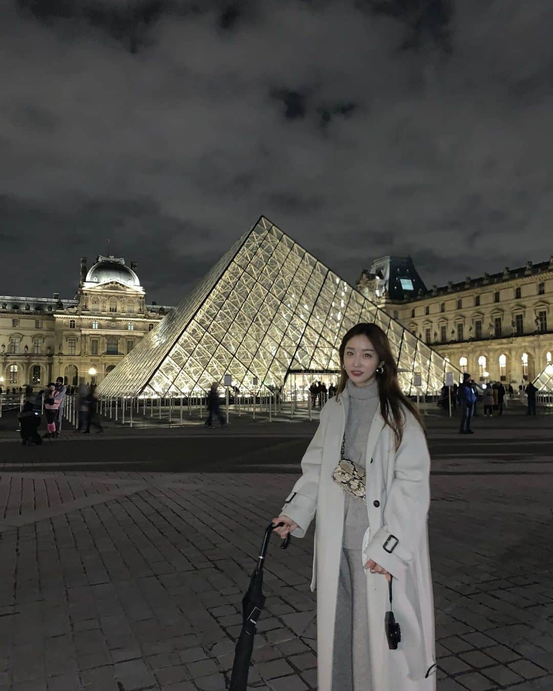 COCO さんのインスタグラム写真 - (COCO Instagram)「#파리 #루브르박물관 ✨ 로로 위아래 세트 니트 주문은 DM @oui.coco」12月22日 22時06分 - rilaccoco