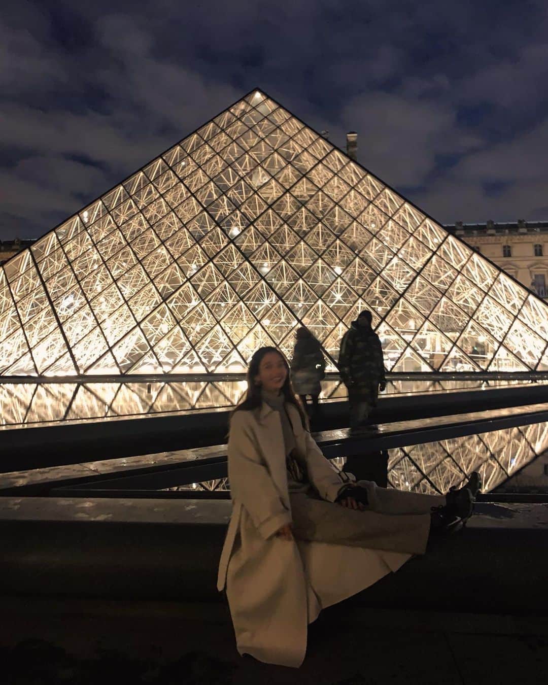 COCO さんのインスタグラム写真 - (COCO Instagram)「#파리 #루브르박물관 ✨ 로로 위아래 세트 니트 주문은 DM @oui.coco」12月22日 22時06分 - rilaccoco