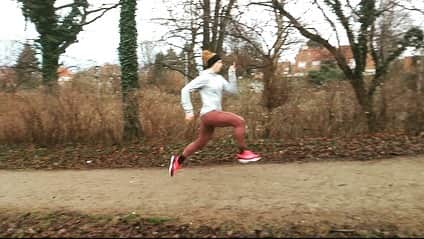 マチルドU・クラマーのインスタグラム：「Whenever I hear someone say: “Christmas dinner is ready”..... 🌬  #running #christmas #besttimeoftheyear #home ❤️」