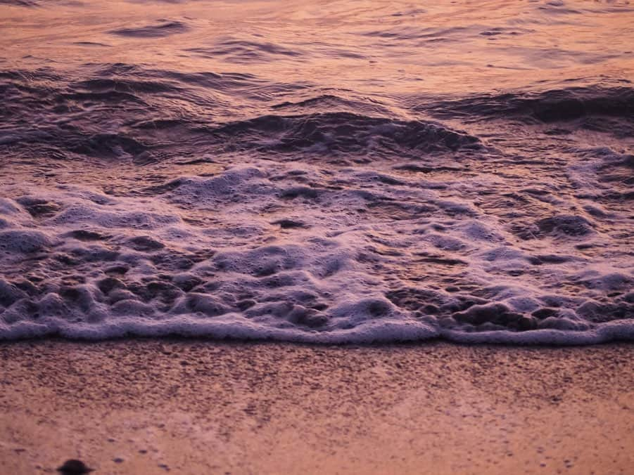 今井安紀さんのインスタグラム写真 - (今井安紀Instagram)「We can see rosy, madder-reddish ocean only at magic hour. バラ色のような、茜色のような海が見られるのはこの時間だけ。 (150mm F5.6)  #olympus #olympuspen #olympuspenepl9 #epl9  #ocean #nofilter #photolovers #noedit #surf #wave #magichour #オリンパス #オリンパスPEN #加工なし #ミラーレス一眼 #写真撮ってる人と繋がりたい #海 #ビーチ #波打ち際 #波写真 #夕焼け #マジックアワー #バラ色」12月22日 22時11分 - i_am_akinyan0826