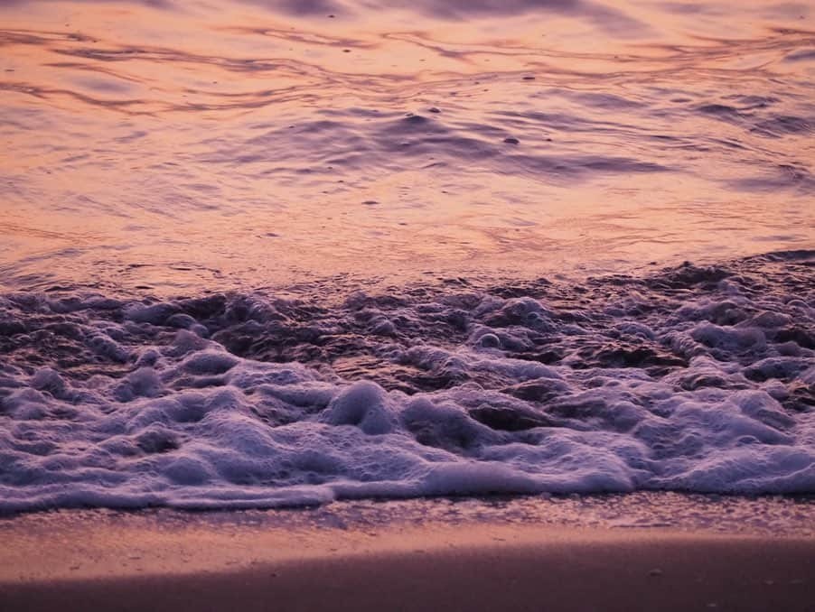 今井安紀さんのインスタグラム写真 - (今井安紀Instagram)「We can see rosy, madder-reddish ocean only at magic hour. バラ色のような、茜色のような海が見られるのはこの時間だけ。 (150mm F5.6)  #olympus #olympuspen #olympuspenepl9 #epl9  #ocean #nofilter #photolovers #noedit #surf #wave #magichour #オリンパス #オリンパスPEN #加工なし #ミラーレス一眼 #写真撮ってる人と繋がりたい #海 #ビーチ #波打ち際 #波写真 #夕焼け #マジックアワー #バラ色」12月22日 22時11分 - i_am_akinyan0826